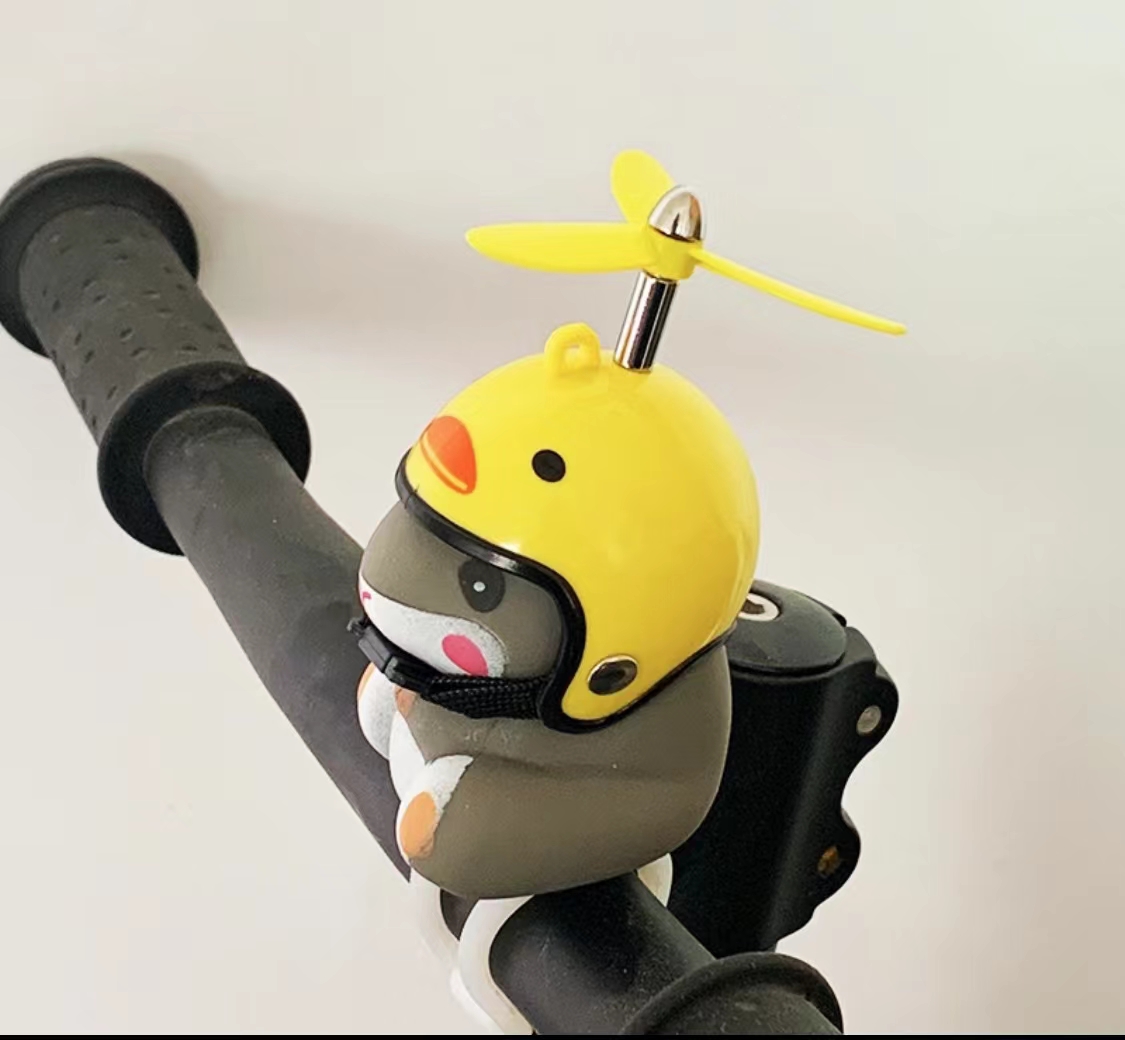 网红仓鼠车载摩托车电动车摆件黄鸭装饰品头盔竹蜻蜓破风鸭公仔 详情4