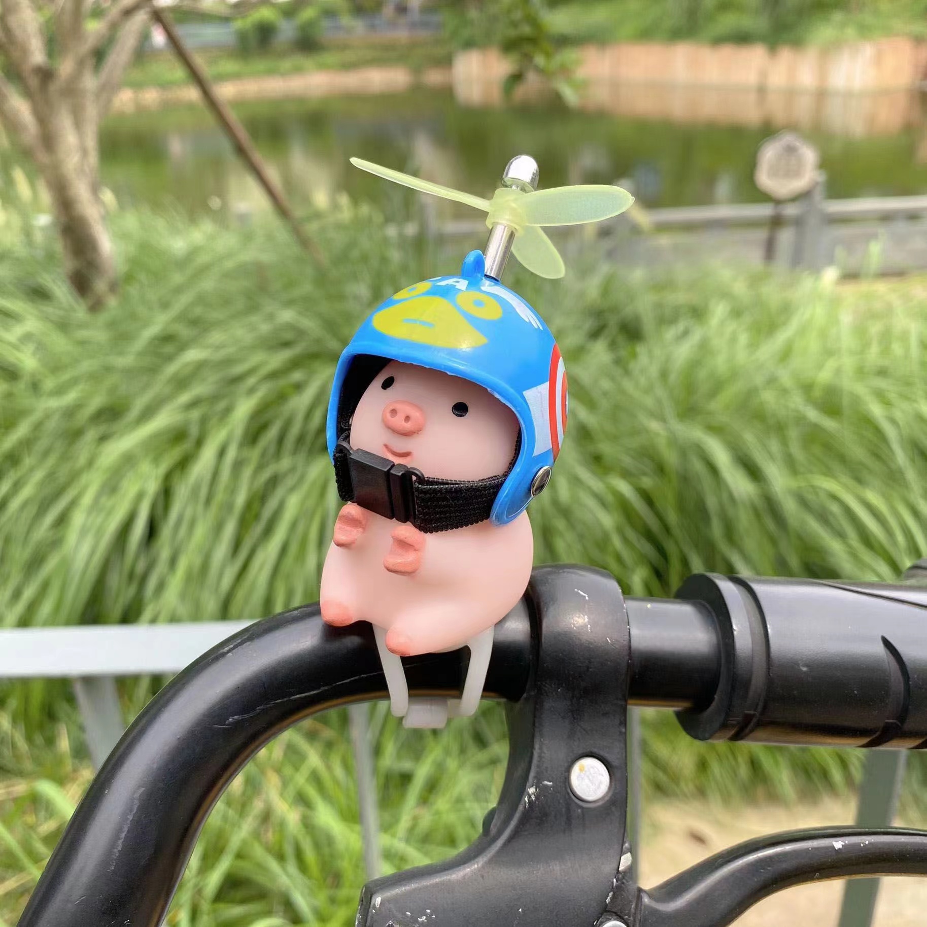 网红小猪车载摩托车电动车摆件小黄鸭装饰品头盔竹蜻蜓破风鸭公仔 破风鸭汽车摆件 车载网红戴头盔抖音鸭  小黄鸭车内涡轮增鸭详情3