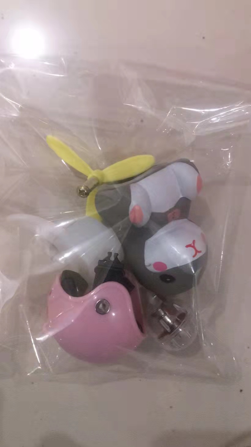 网红仓鼠车载摩托车电动车摆件黄鸭装饰品头盔竹蜻蜓破风鸭公仔 详情1