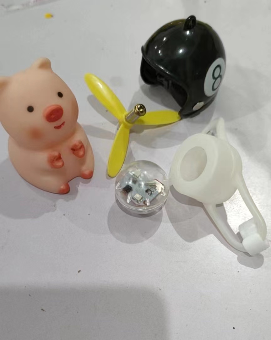 网红小猪车载摩托车电动车摆件小黄鸭装饰品头盔竹蜻蜓破风鸭公仔 破风鸭汽车摆件 车载网红戴头盔抖音鸭  小黄鸭车内涡轮增鸭详情2