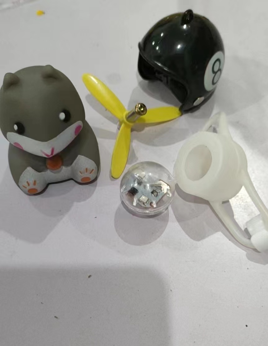 网红仓鼠车载摩托车电动车摆件黄鸭装饰品头盔竹蜻蜓破风鸭公仔 详情2