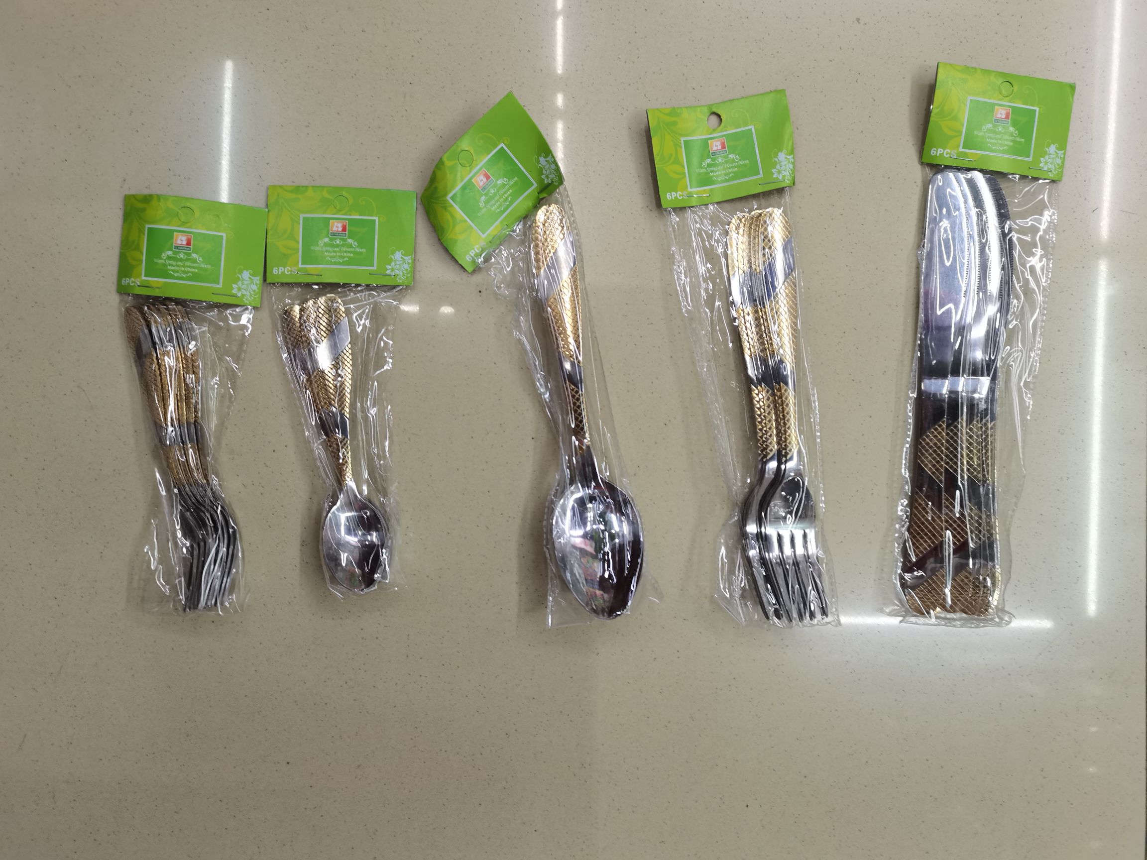 Daily necessities tableware, Western knives, forks, spoons, steak knives, gold-plated side knives, gold-plated side spoons, stainless steel spoons, round spoons, pointed spoons Application Scenario