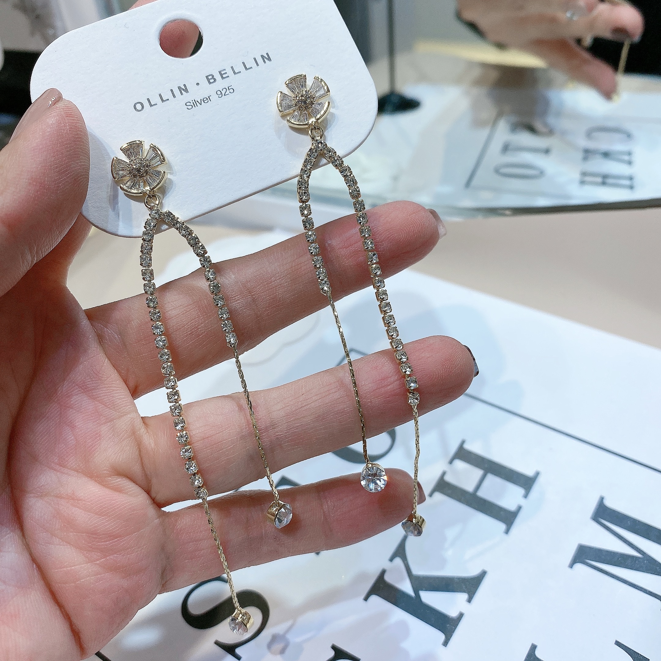 2022 New South Korean Temperament Female Long Zircon Inlaid Flower Fringe Advanced Sense Earrings Drop Earrings Application Scenario