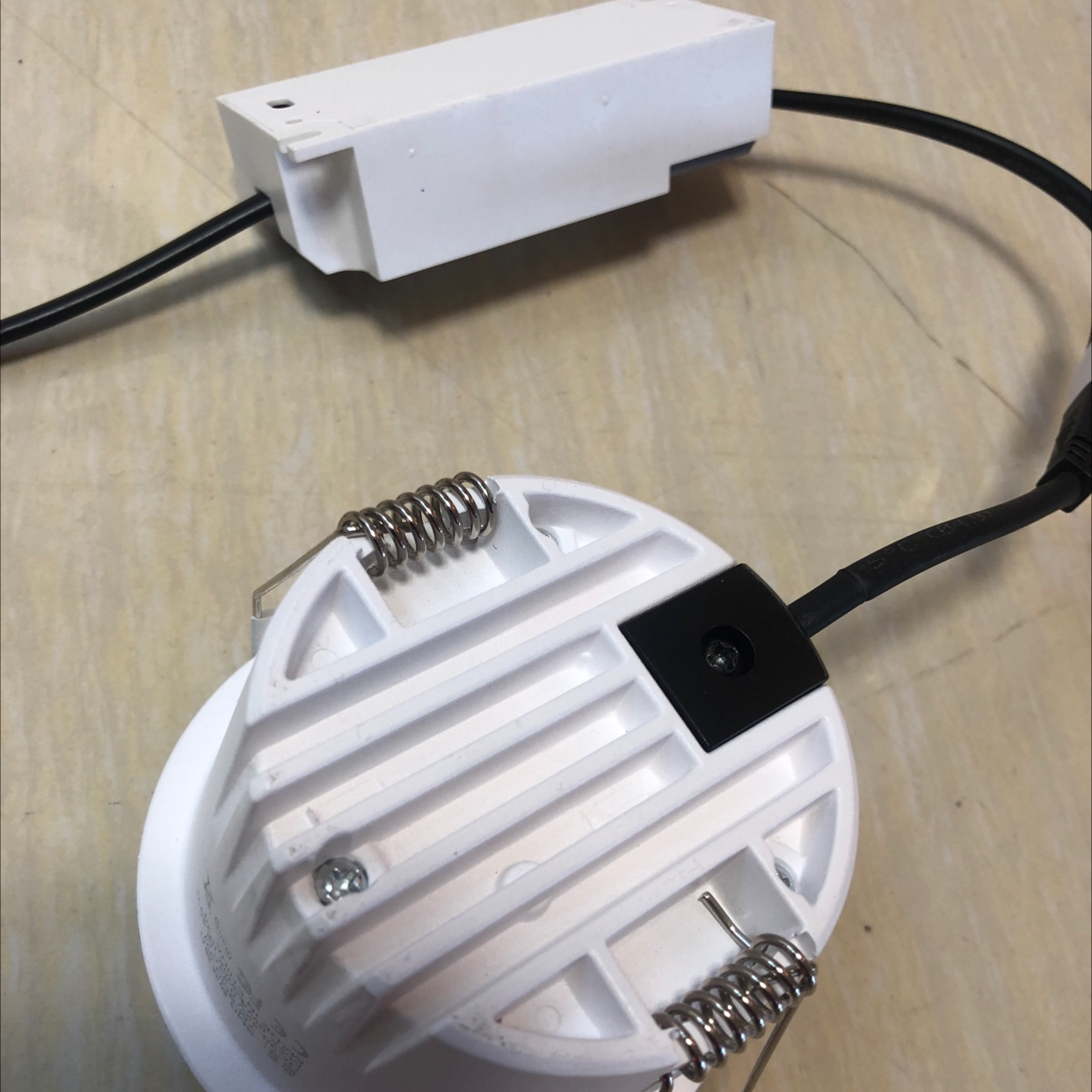 High-end wall-washing light, Nordic postmodern, simple, creative, individual, warm bedroom and living room lampshade, chandelier, anti-dizziness downlight details Picture