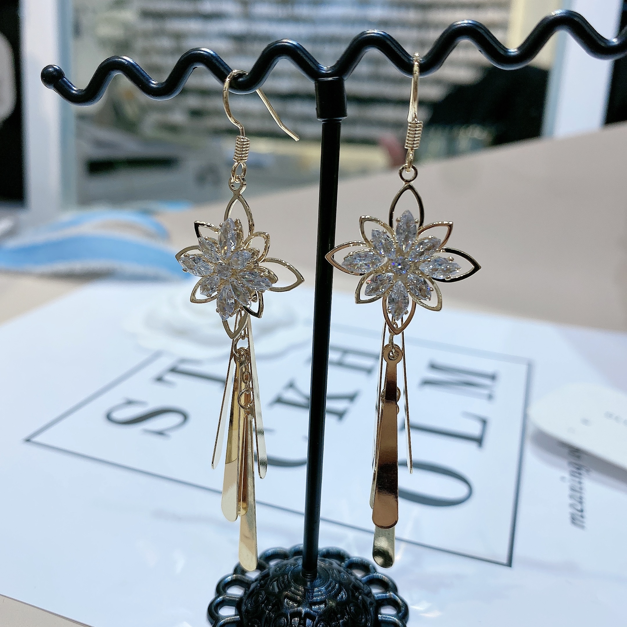 2022 New South Korean Temperament Female Long Zircon Inlaid Flowers Tassel Senior Earrings Earrings Earrings Line Europe Application Scenario