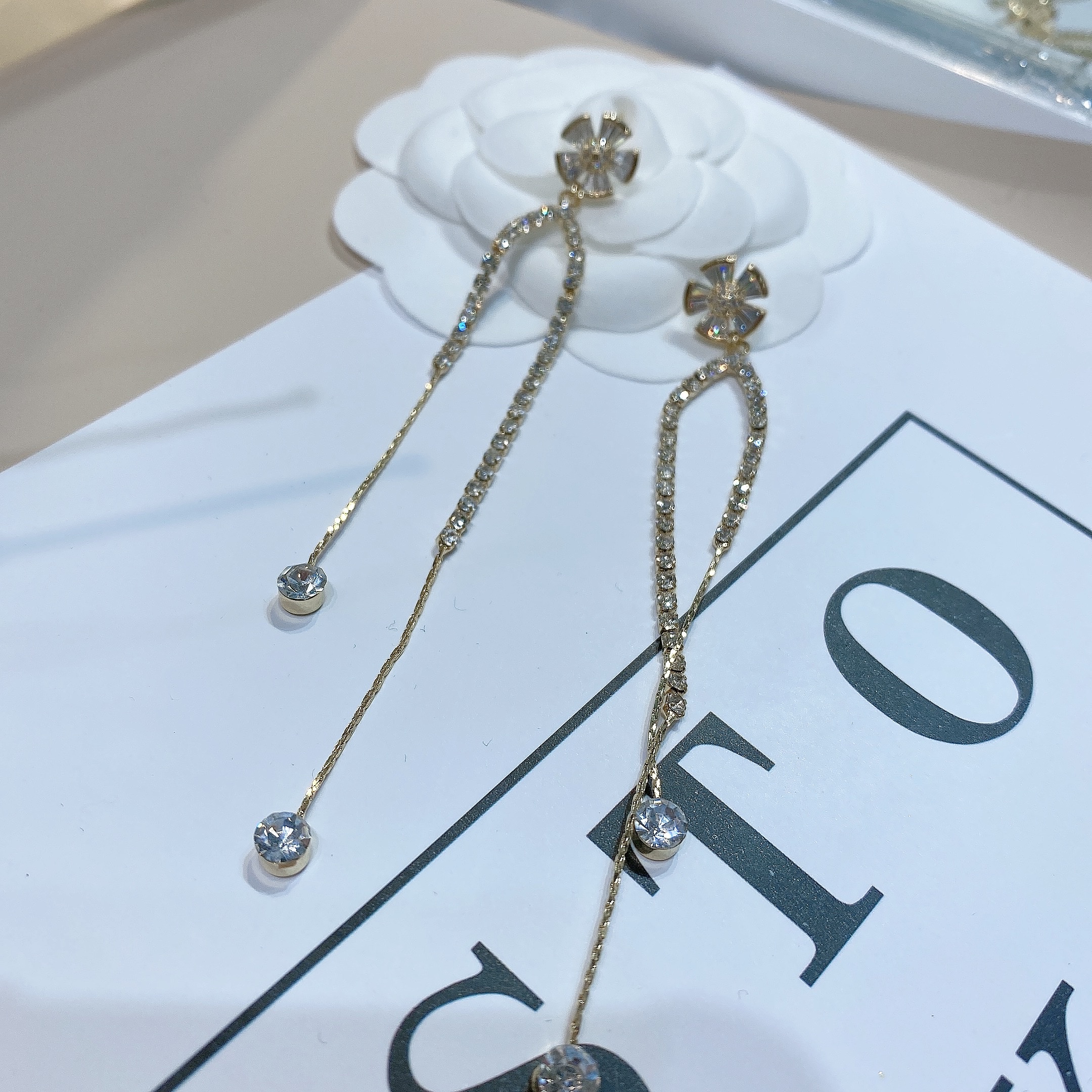 2022 New South Korean Temperament Female Long Zircon Inlaid Flower Fringe Advanced Sense Earrings Drop Earrings Specification drawing