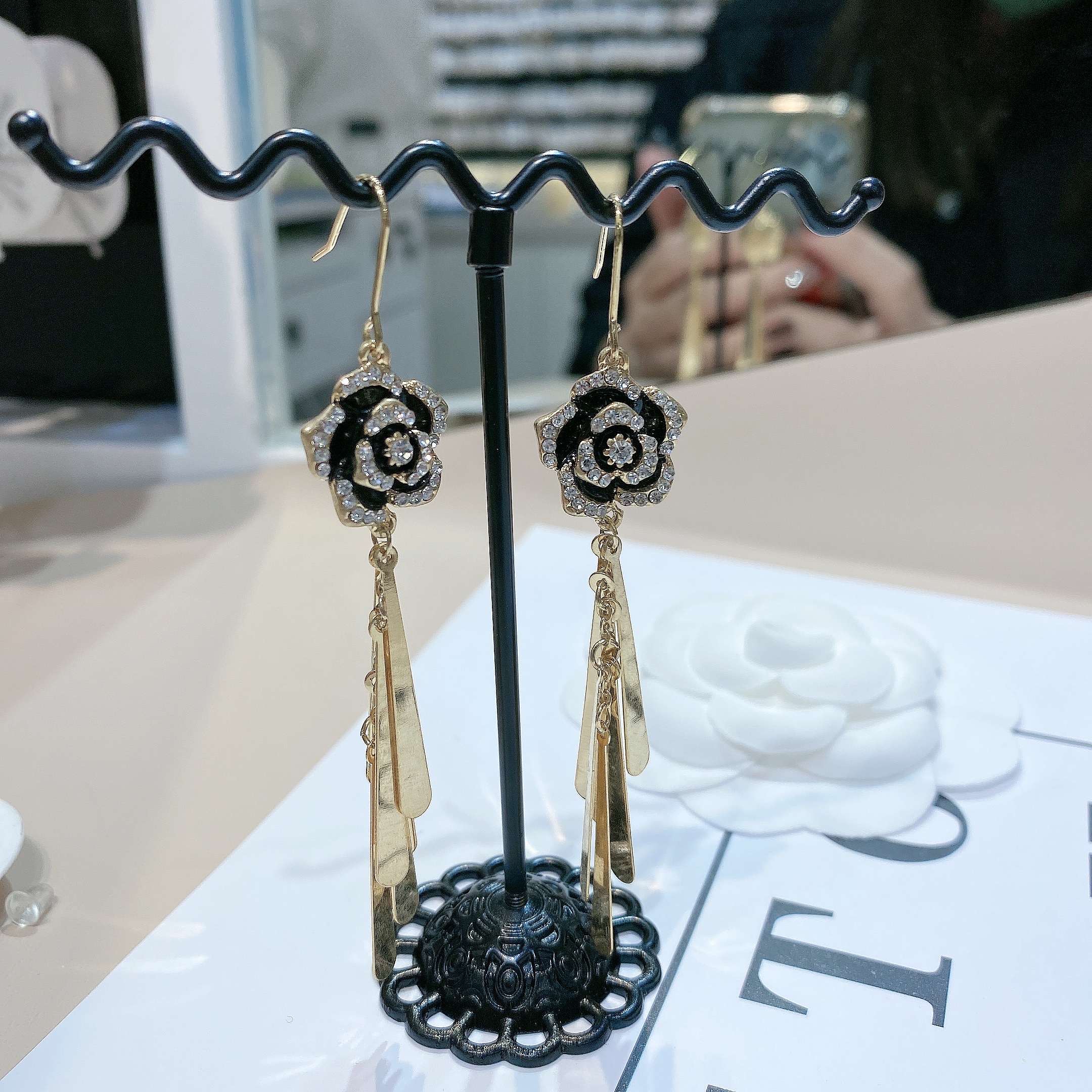 2022 New South Korean Women's Long Zircon Inlaid Flower Tassel Senior Sense Earrings Earrings Earrings Line Europe Specification drawing