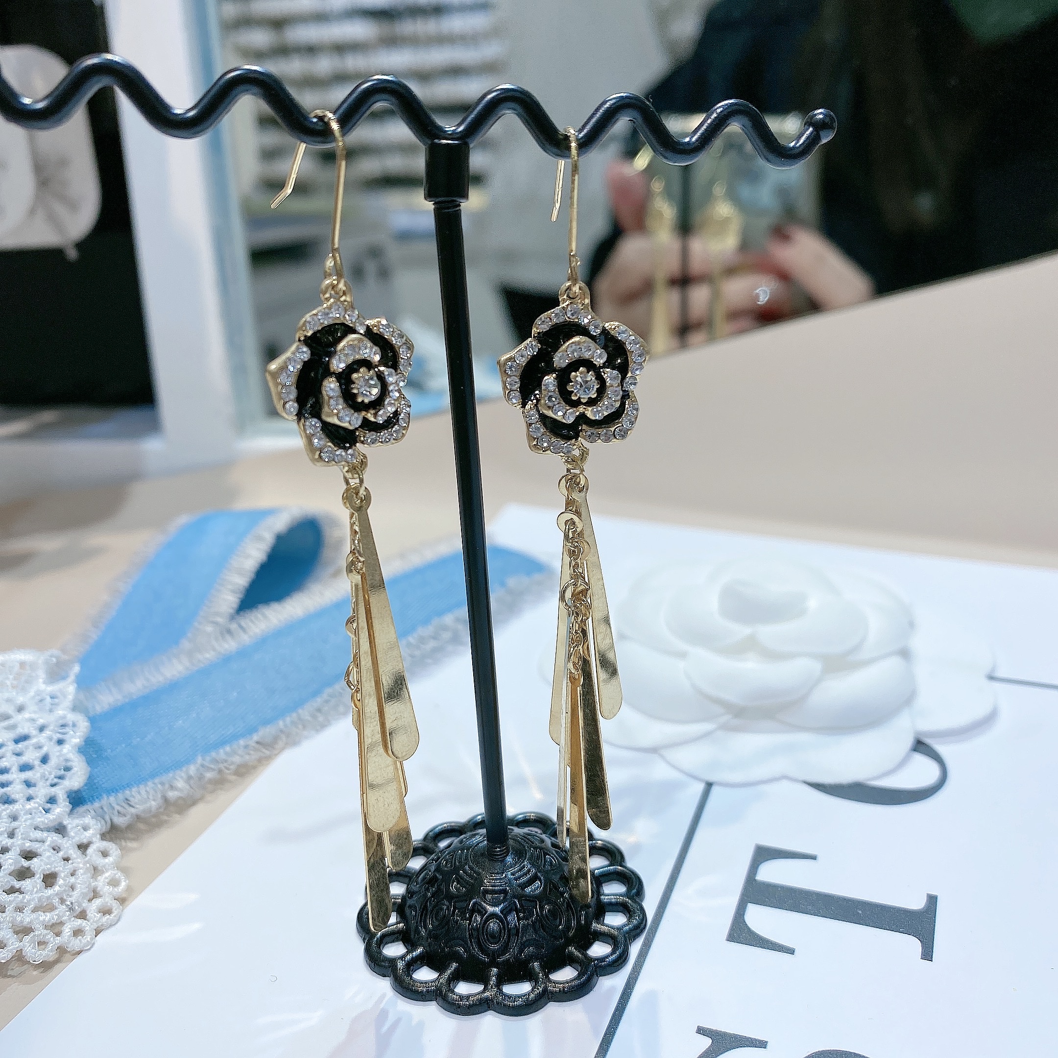2022 New South Korean Women's Long Zircon Inlaid Flower Tassel Senior Sense Earrings Earrings Earrings Line Europe details Picture