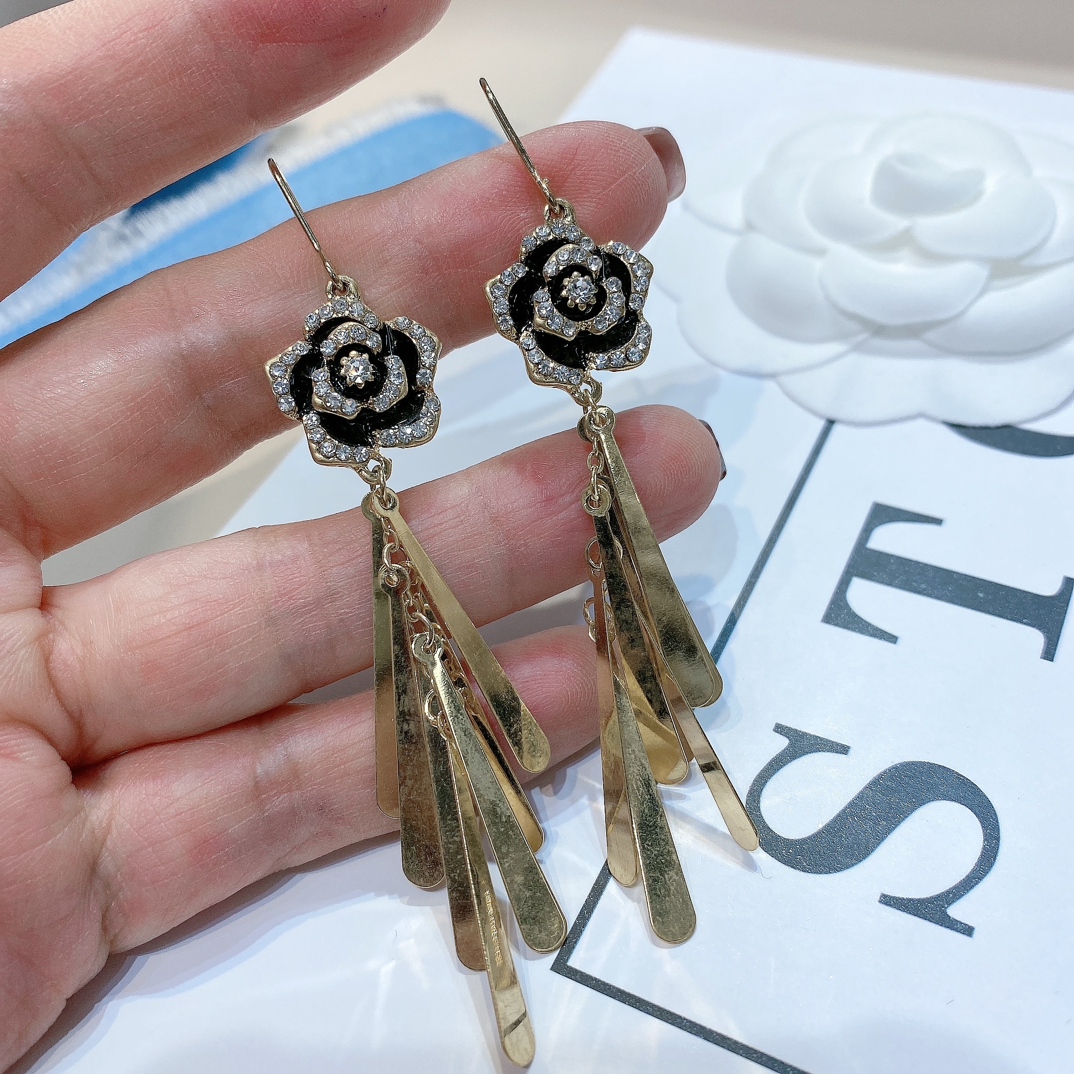 2022 New South Korean Women's Long Zircon Inlaid Flower Tassel Senior Sense Earrings Earrings Earrings Line Europe