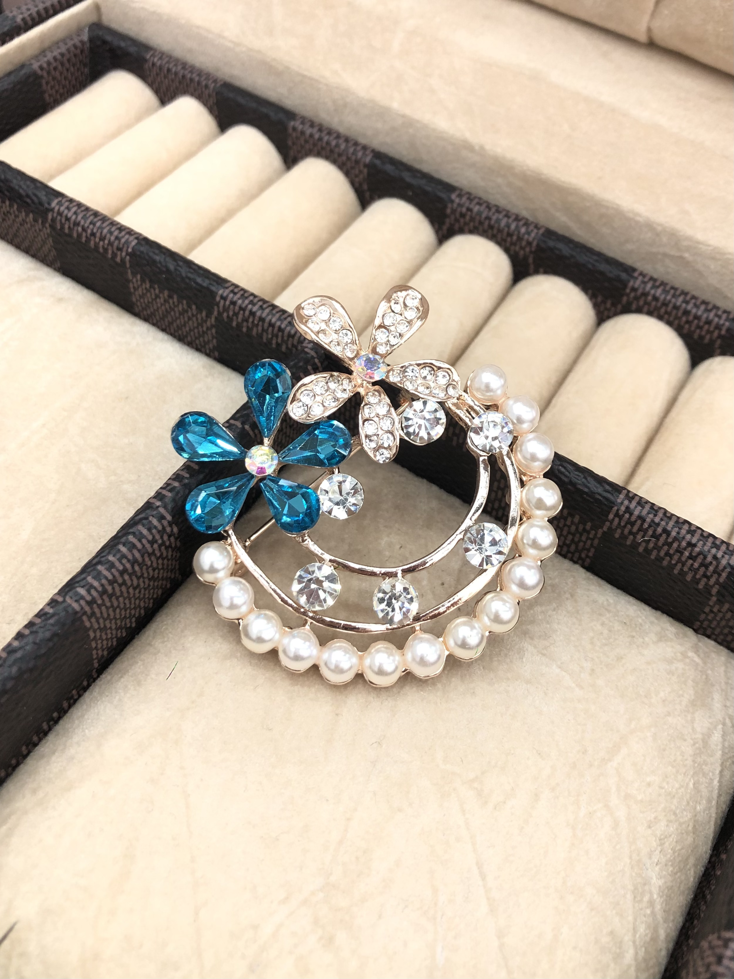 水晶花瓣款胸针女日韩新款百搭高档奢华水钻胸花固定衣服防走光扣针靓典饰品