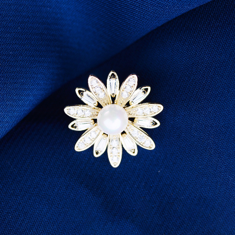 012 Korean version of fashion elegant cute little Daisy brooch personality creative simple elegant clothing accessories new spot personality original cute exquisite buckle thumbnail