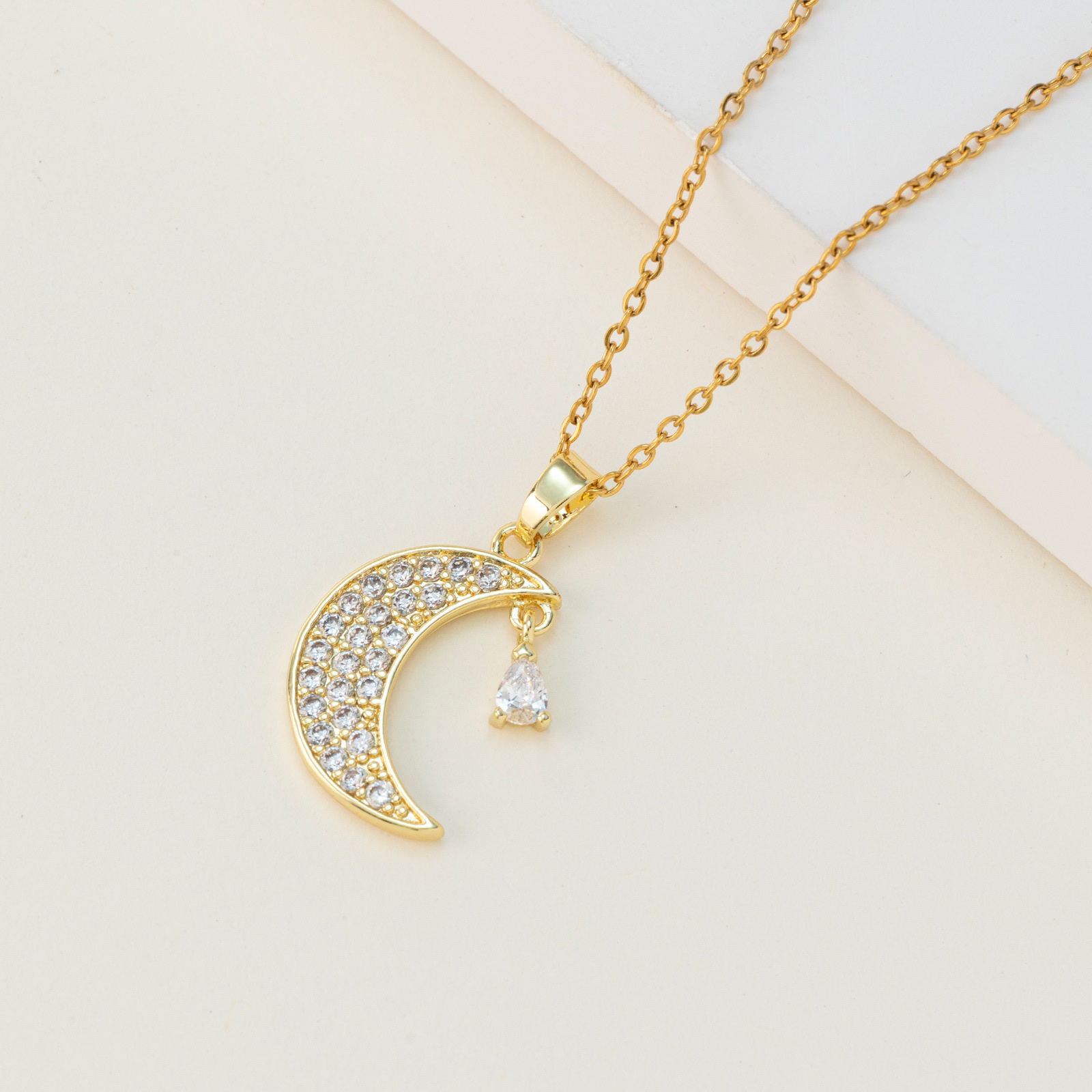 Cross-Border New Popular Crescent Zircon Necklace Copper Micro Inset Pendant Simple Stainless Steel Collarbone Chain Factory Direct Sales Application Scenario