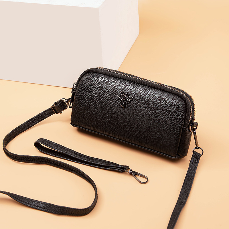 A One-Shoulder Cross-Body Phone And A Twin-Style Mom Bag Application Scenario