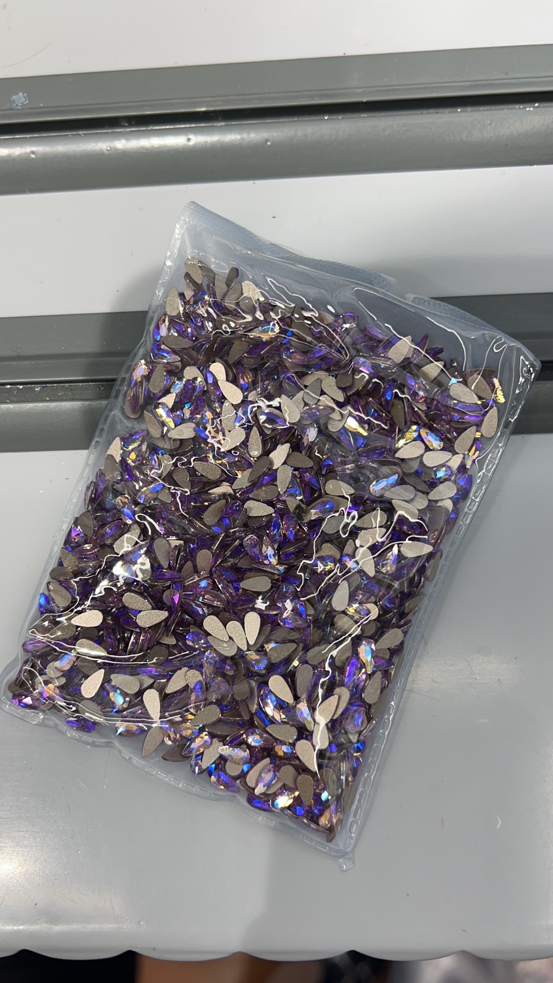 Wingenie Mini Small Size Crystal Purple Flat Bottom Shaped Diamond Nail Jewelry Burst Flash Diamond Application Scenario