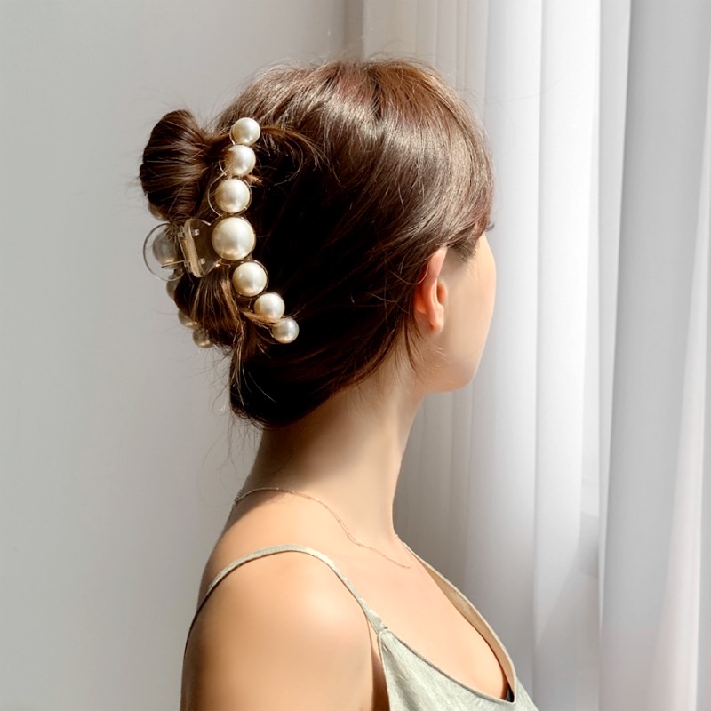French Pearl Clip Hairpin Women's Large Temperament Advanced Sense Back Head Hair Clip Retro Delicate Shark Clip Application Scenario