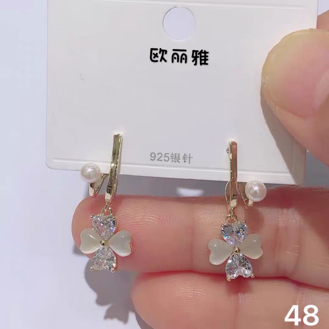 铜锆石耳钉 thumbnail