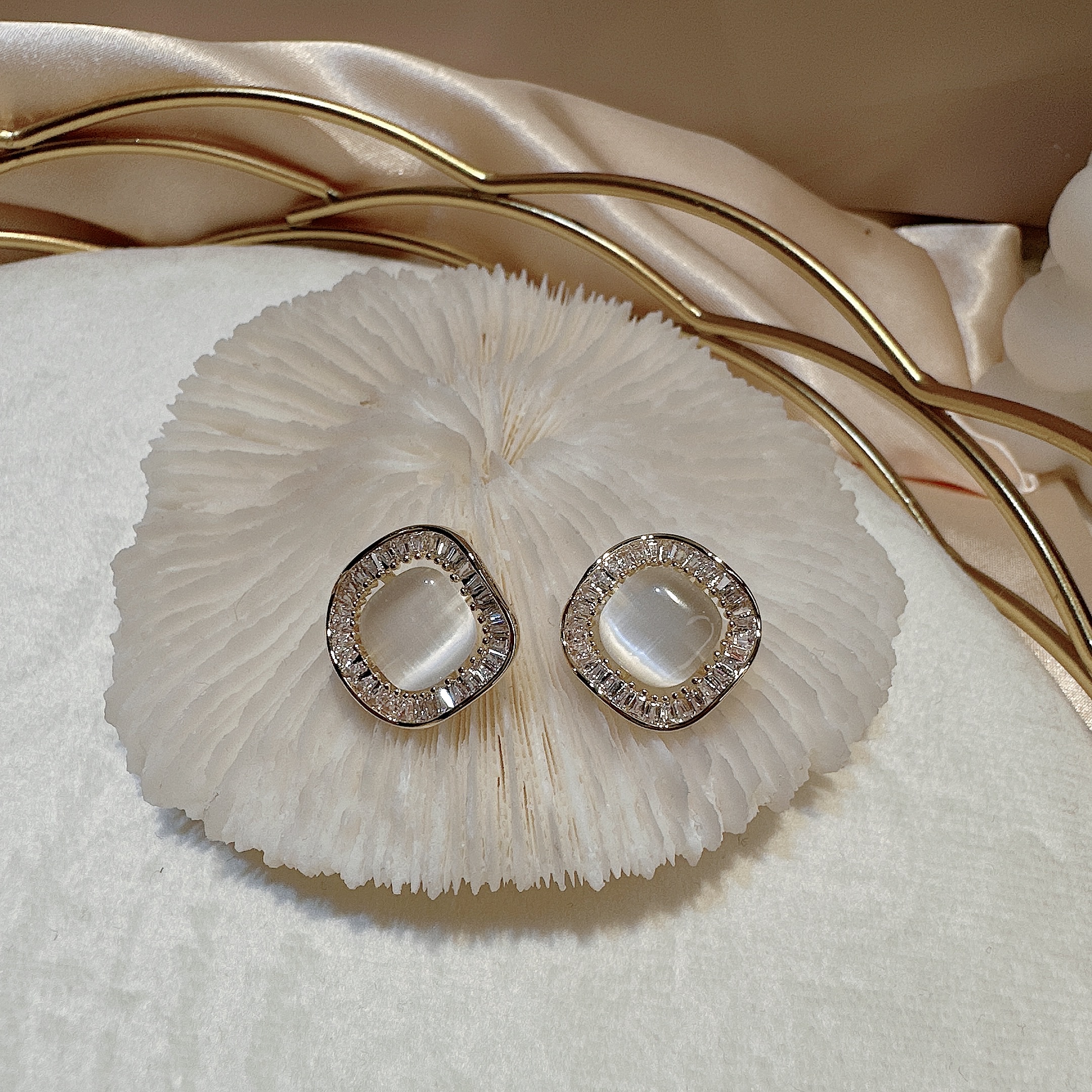Korean Version Of Niche Design Senior Stud Earrings Cat Eye Summer Style details Picture