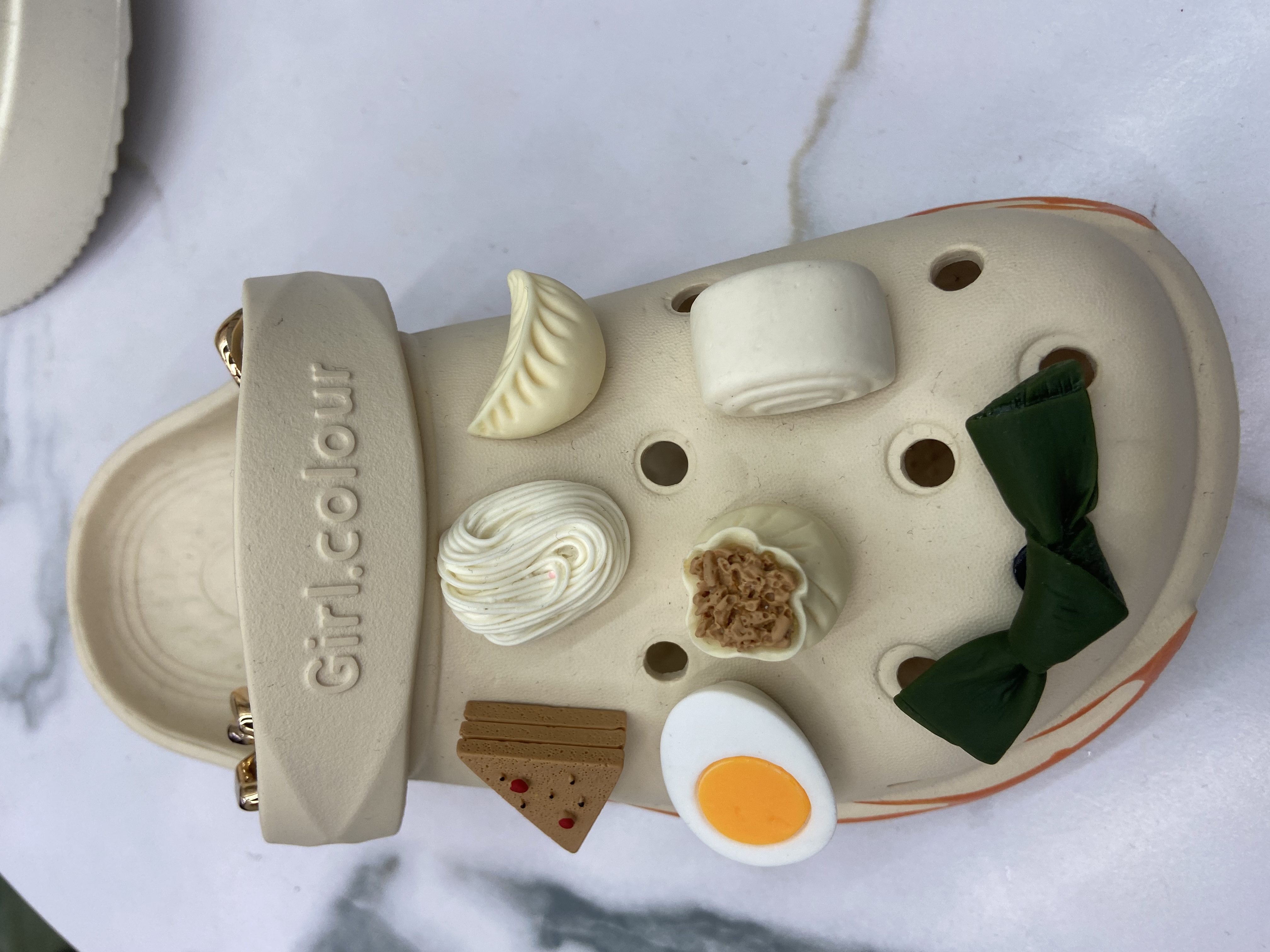 diy cartoon shoe accessories with decorative buttons, violent bear, balloon dog, Buzz Lightyear, Crocs, shoe flower button accessories, cross details Picture