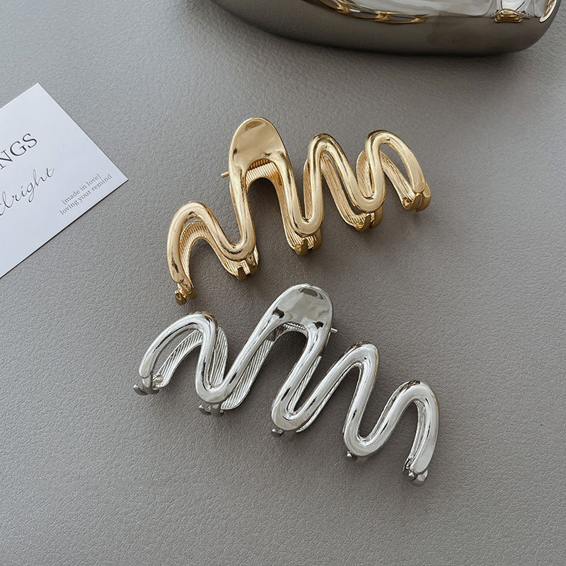 2023 New Cold Wind Metal Large Grab Clip Silver Wavy Line Geometry Shark Clip Hair Grab Headpiece Application Scenario
