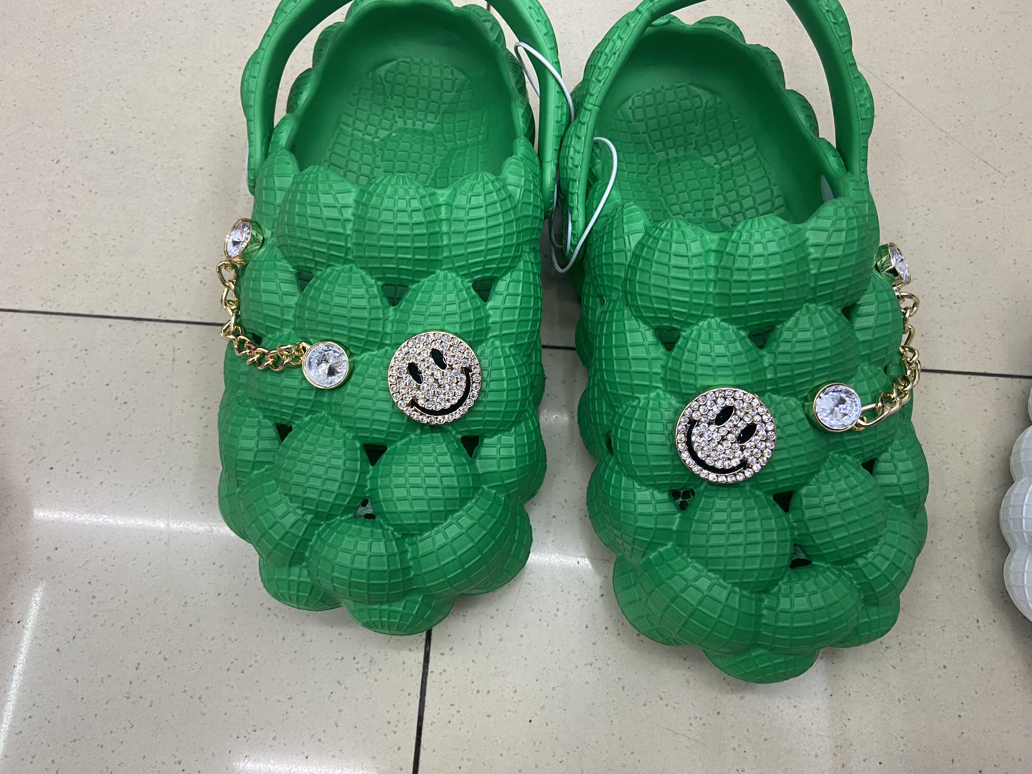 diy cartoon shoe accessories with decorative buttons, violent bear, balloon dog, Buzz Lightyear, Crocs, shoe flower button accessories, cross