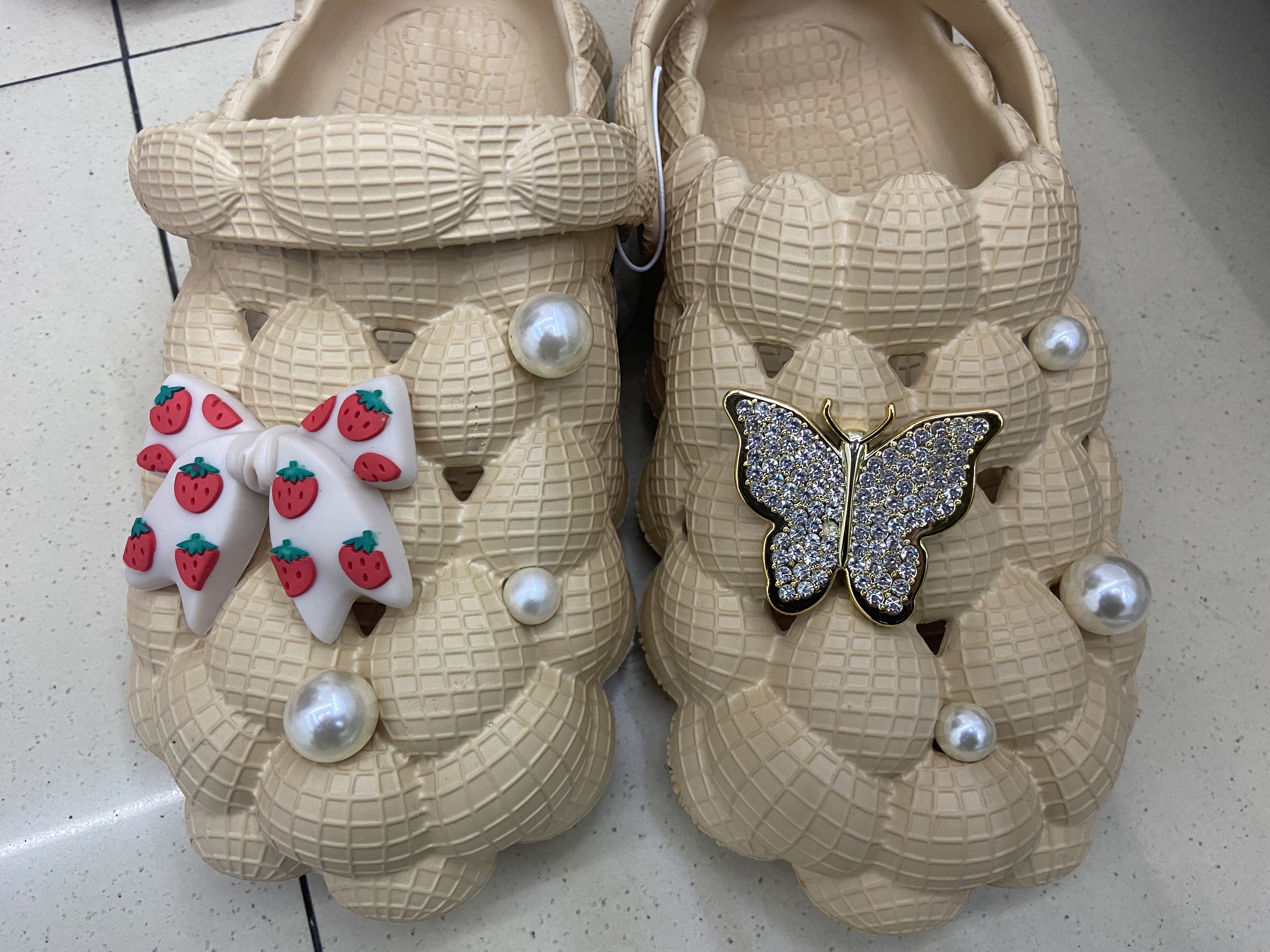 diy cartoon shoe accessories with decorative buttons, violent bear, balloon dog, Buzz Lightyear, Crocs, shoe flower button accessories, cross Application Scenario