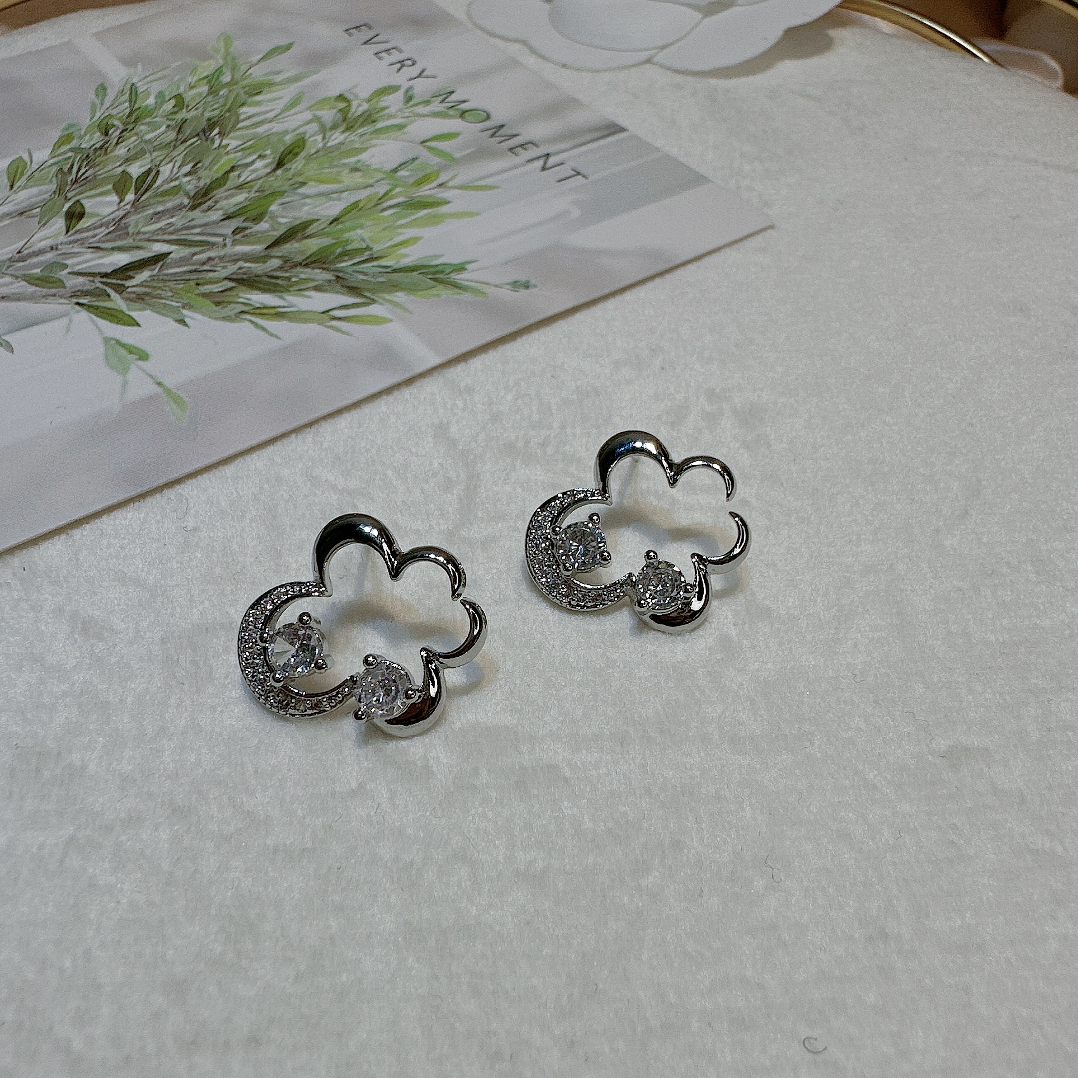 Korean Version Of The Niche Design Of High-Grade Stud Earrings Application Scenario
