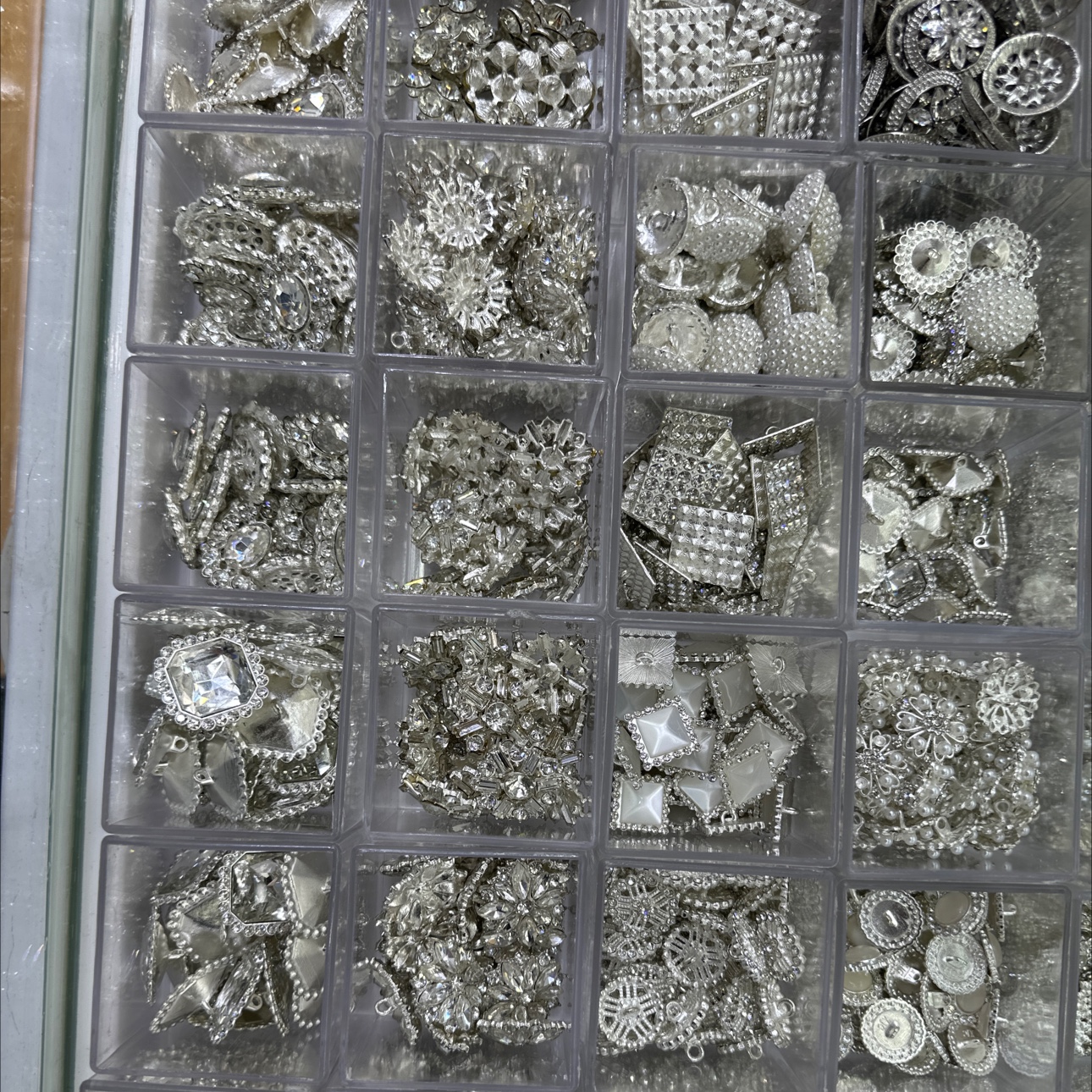 Metal Rhinestones With Pearl Buttons