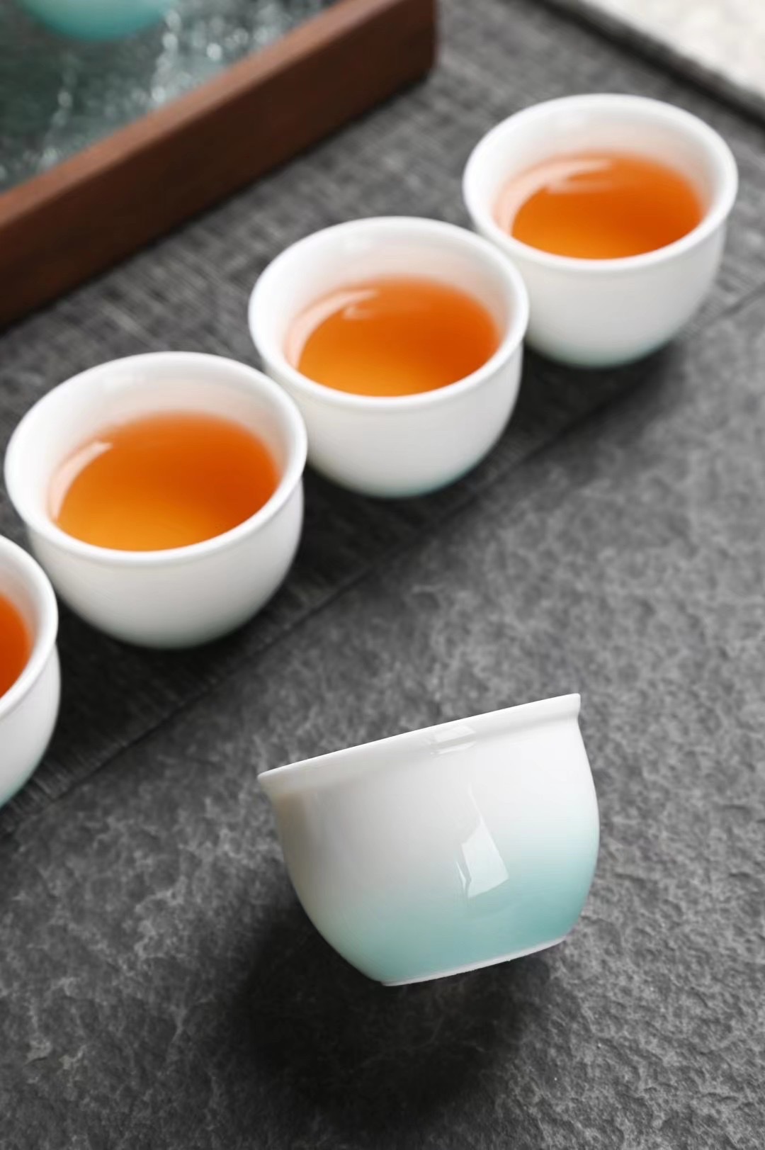 Lamb Fat Jade Gradient Cover Bowl 10-Piece Tea Set Application Scenario