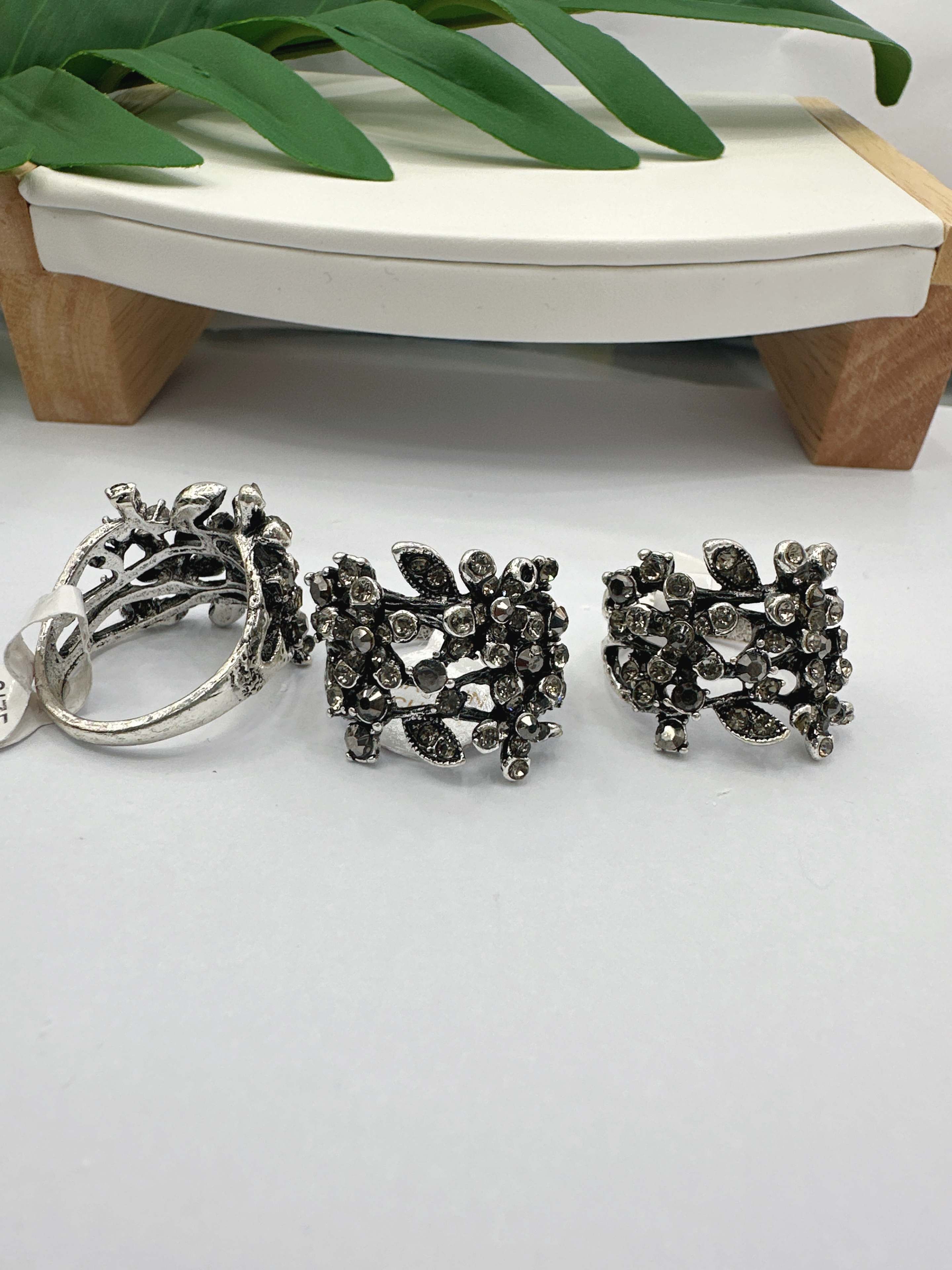 Antique silver exaggerated fashion ring