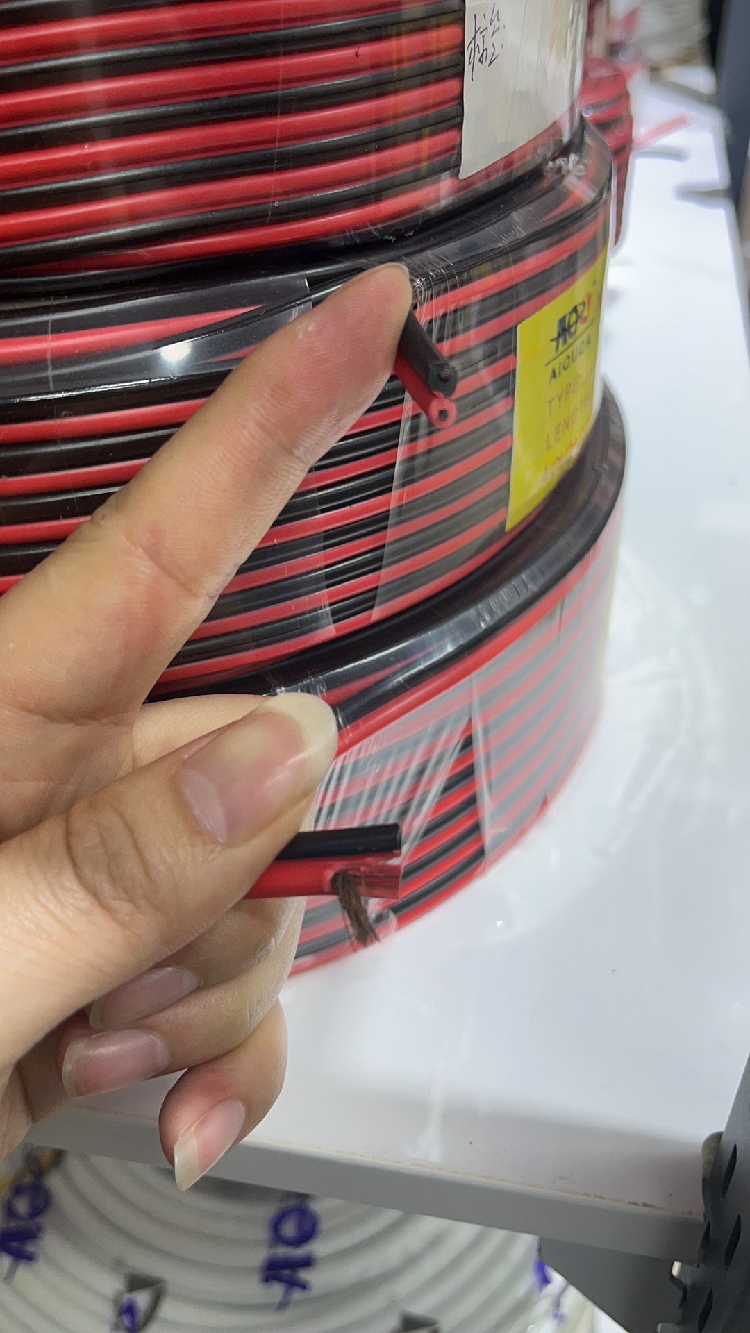 红色黑底/平行线/电线产品图