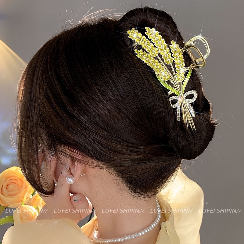 The Metal Wheat Ear Hair Clip At The Back Of The Head Has A High-End Feel. It Is A Large-Sized Shark Clip Headpiece And Hair Clip From The National Trend Series Application Scenario