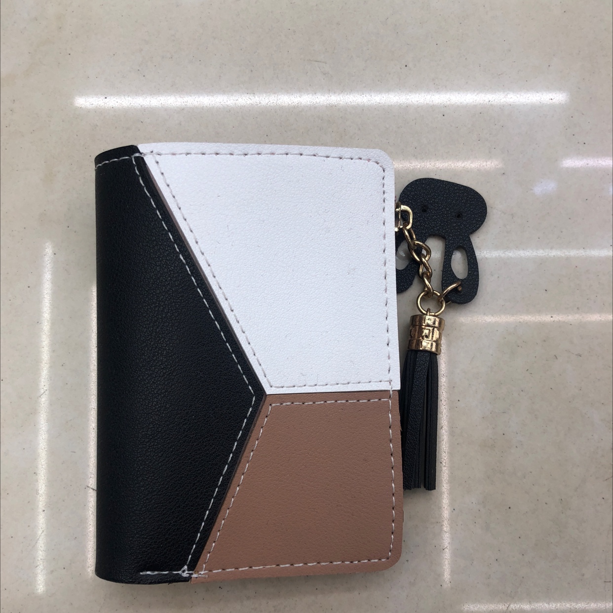 Three-Color Spliced Bunny Pendant Short Purse Application Scenario