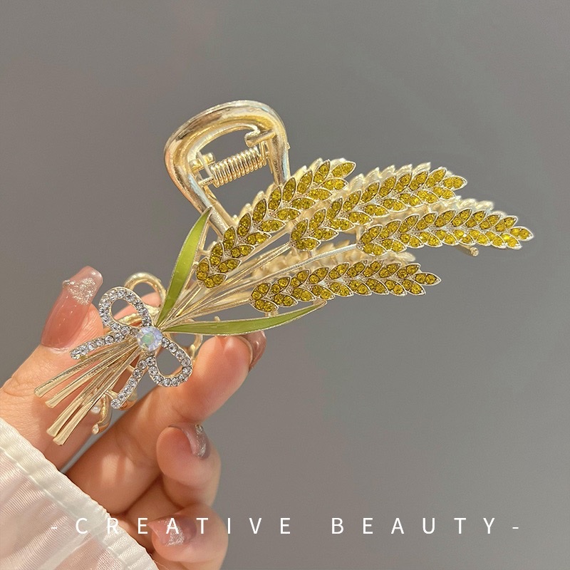 The Metal Wheat Ear Hair Clip At The Back Of The Head Has A High-End Feel. It Is A Large-Sized Shark Clip Headpiece And Hair Clip From The National Trend Series