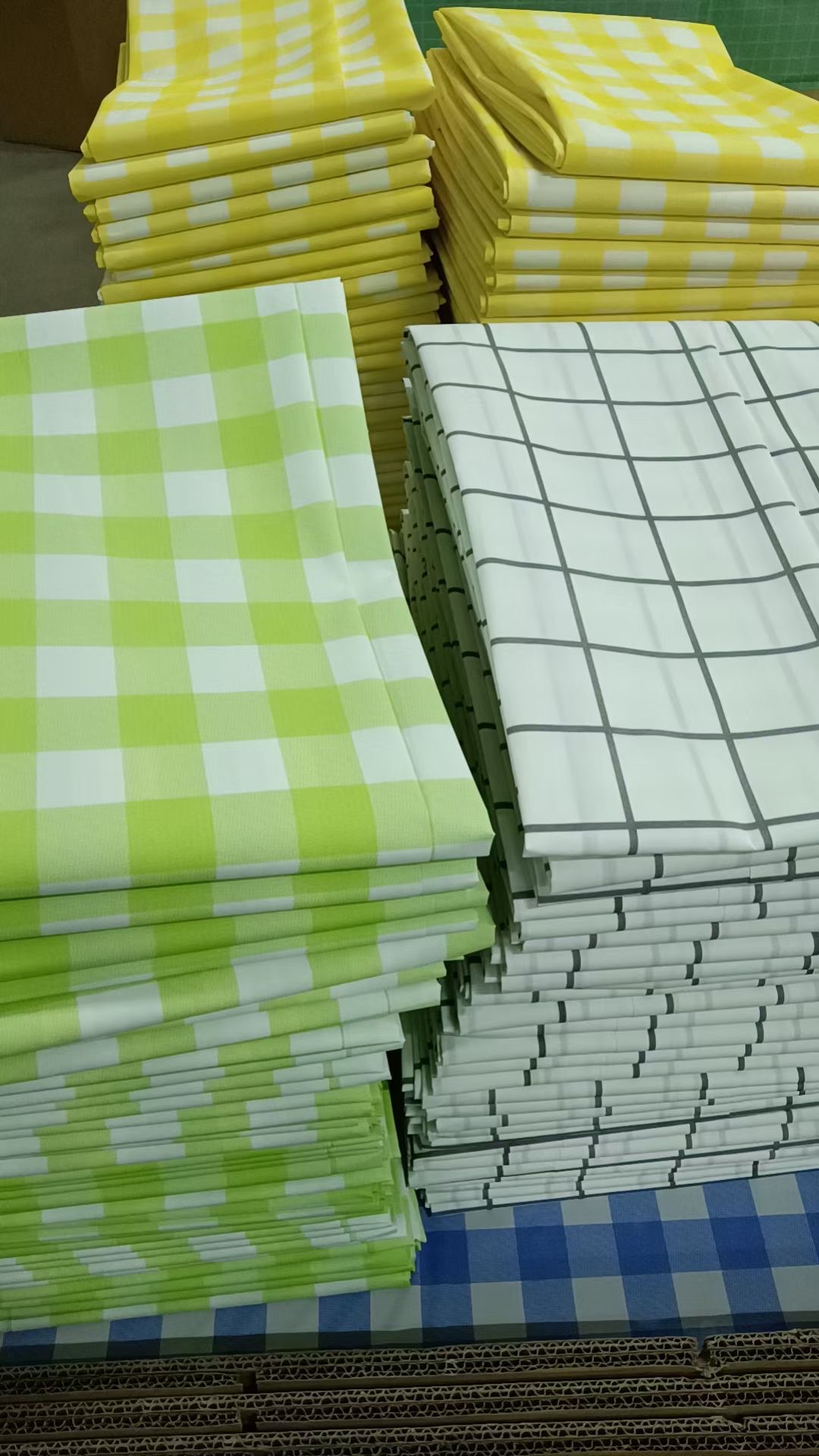White Checkered Tablecloth Size 137*183Cm, 8 Wire Thick Thicker Peva Checkered Tablecloth Optional Color Can Be Mixed Application Scenario