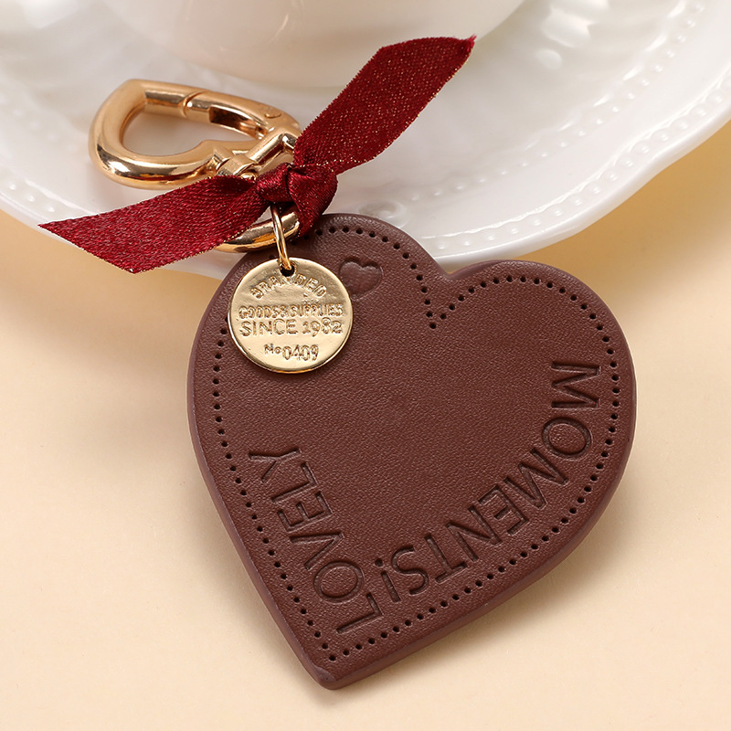 Ins Style Love Leather Keychain Heart Car Keychain Chain Male And Female Couples Backpack Pendant Hanging Accessories Application Scenario