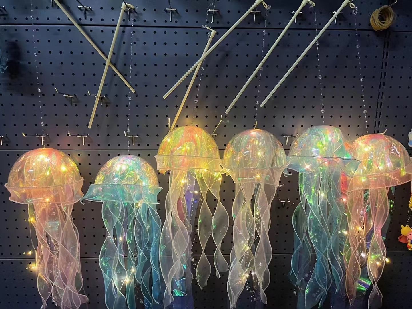 Children's toys hand-made glow magic jellyfish light diy lantern material package finished portable jellyfish night light toys wholesale