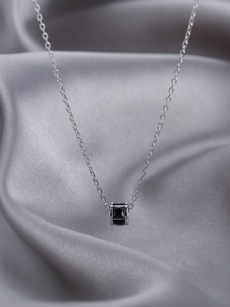 Black zirconium ring collar bone chain black and white with timeless classic, can adorn any fancy clothes