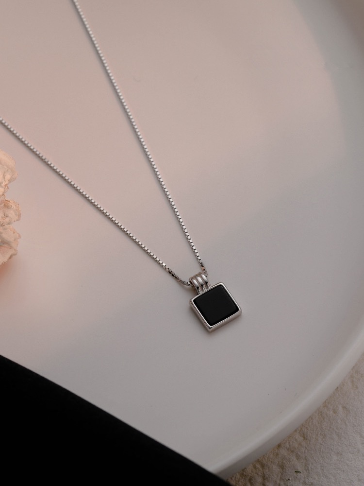 Water bottle clavicle chain