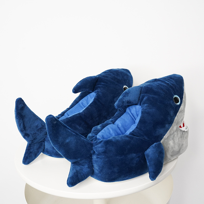 Live photos of users wearing shark cotton shoes in bed, sofa and other scenes