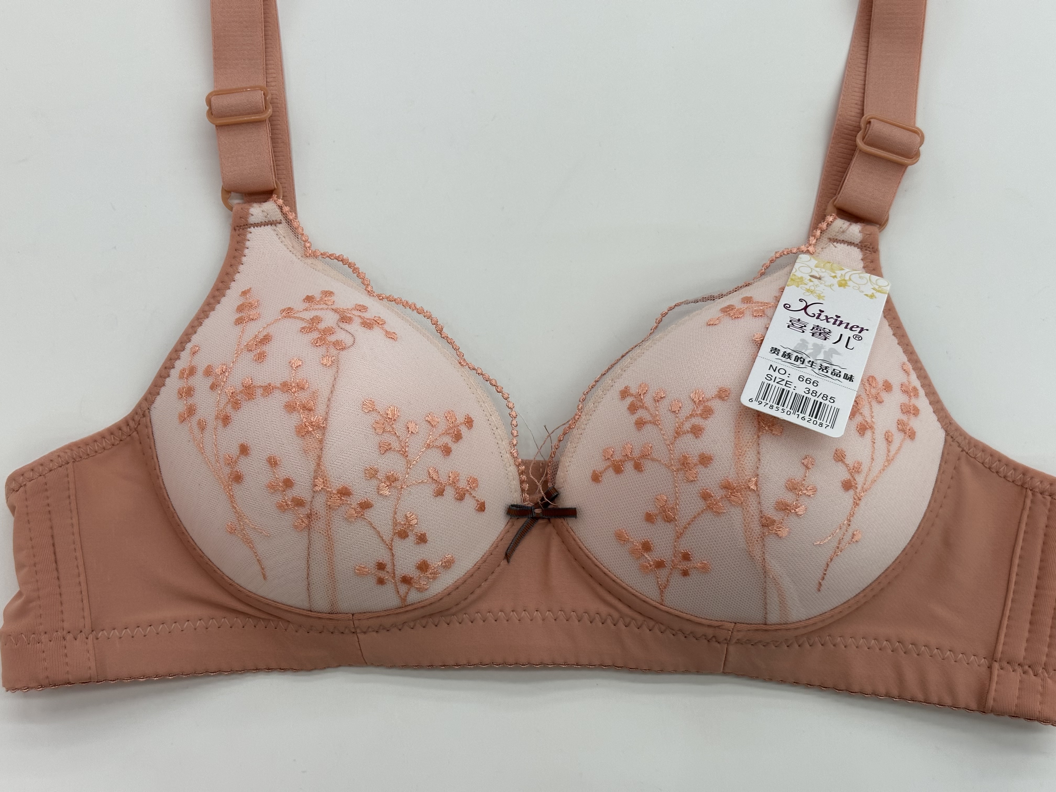 A thin B-cup gathering bra with exquisite embroidered lace and no steel rims Application Scenario