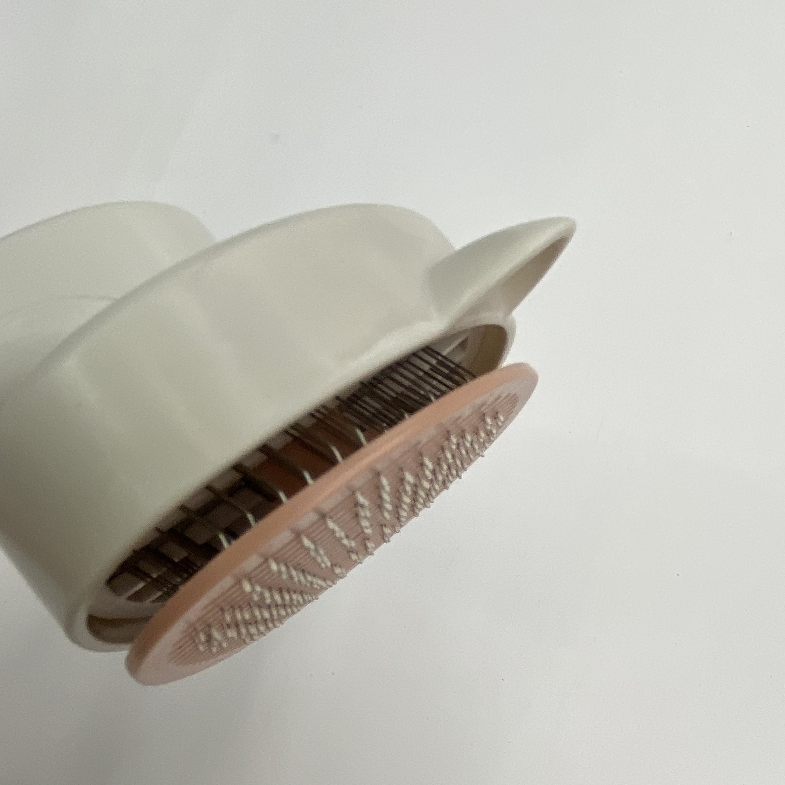 Pet hair removal comb, floating hair removal comb, dog hair removal brush, cat petting tool, cleaning long-haired pets Application Scenario