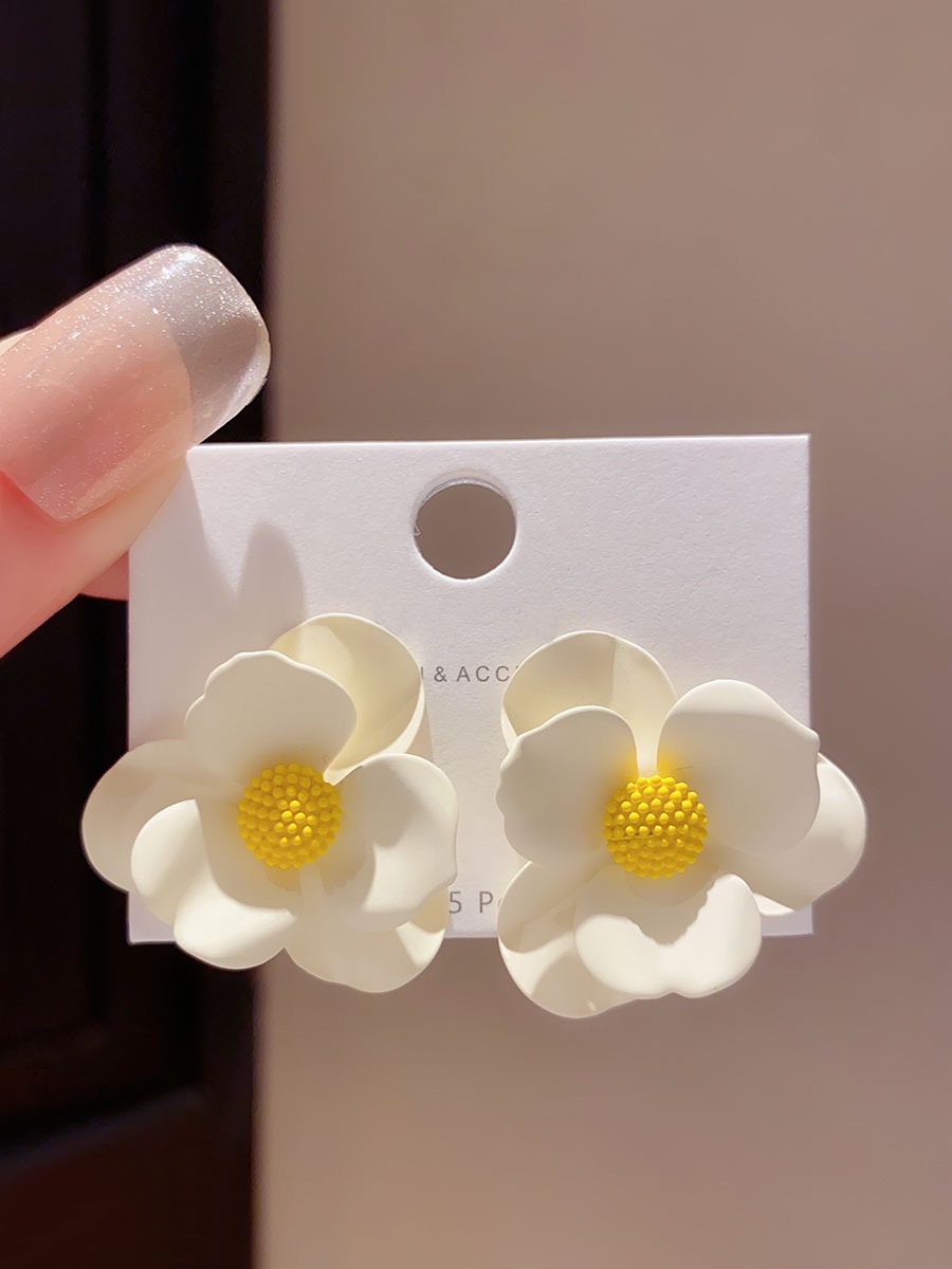 High-end, exaggerated, ethereal flower earrings, women's niche design sense, elegant and cool ins style summer stud earrings details Picture