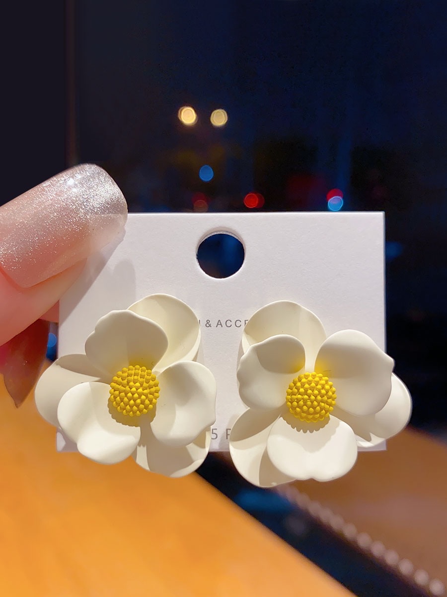High-end, exaggerated, ethereal flower earrings, women's niche design sense, elegant and cool ins style summer stud earrings Specification image