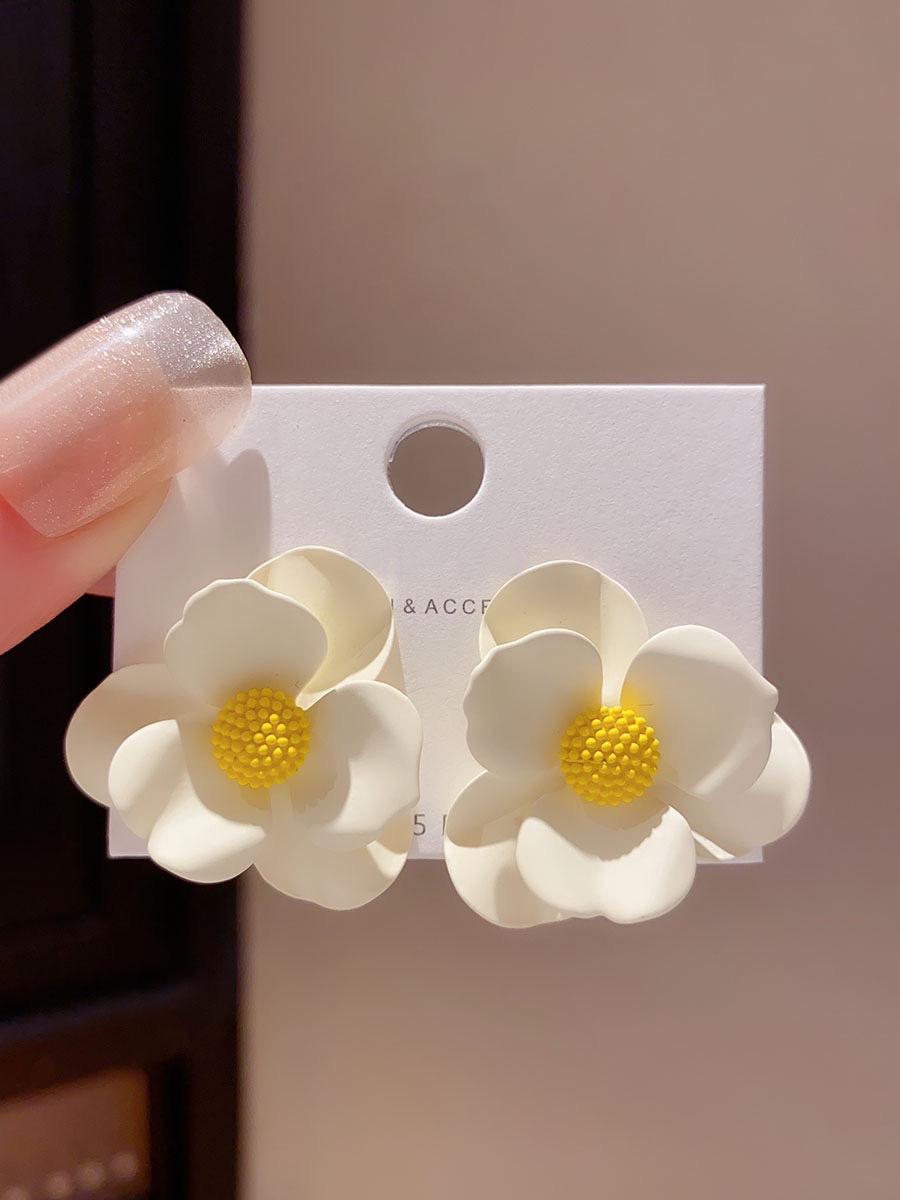 High-end, exaggerated, ethereal flower earrings, women's niche design sense, elegant and cool ins style summer stud earrings