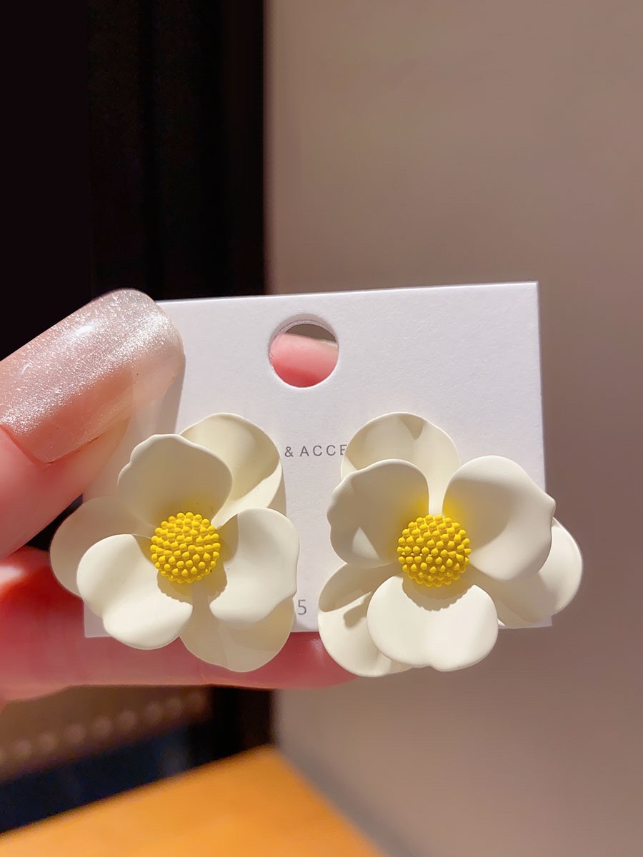 High-end, exaggerated, ethereal flower earrings, women's niche design sense, elegant and cool ins style summer stud earrings Item Picture