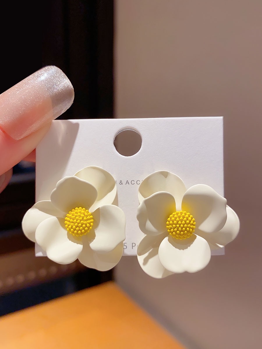 High-end, exaggerated, ethereal flower earrings, women's niche design sense, elegant and cool ins style summer stud earrings Application Scenario
