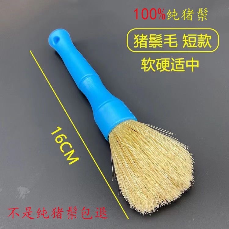 The car is meticulously washed and boiled with encrypted pig bristles. The details can be brushed without damaging the car paint, wheel hubs, leather seats, engine compartment, and door edges details Picture