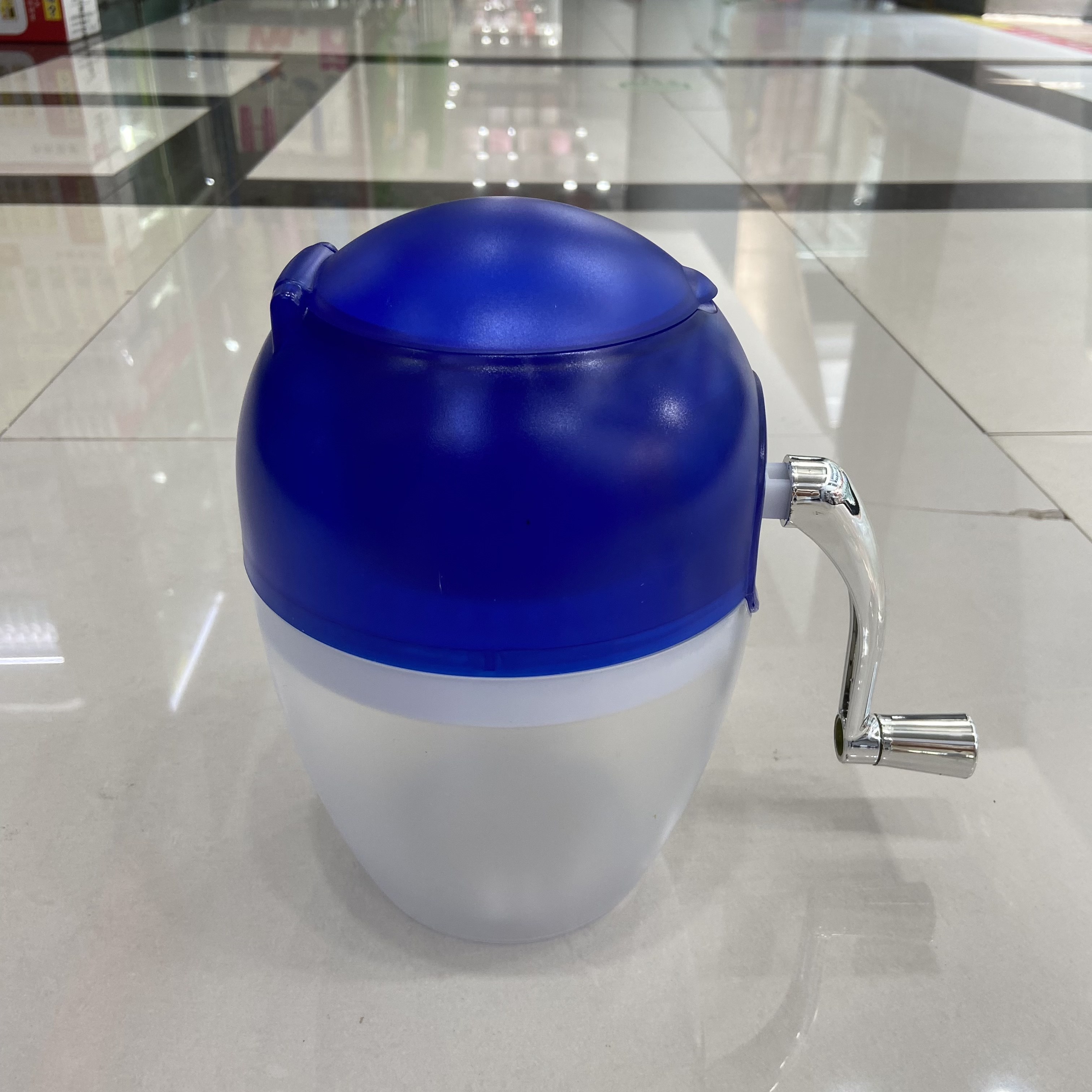 Ice shaved machine, hand-operated household small smoothie machine, mini hail ice machine, ice breaker, hand-cranked ice crusher, soft ice details Picture
