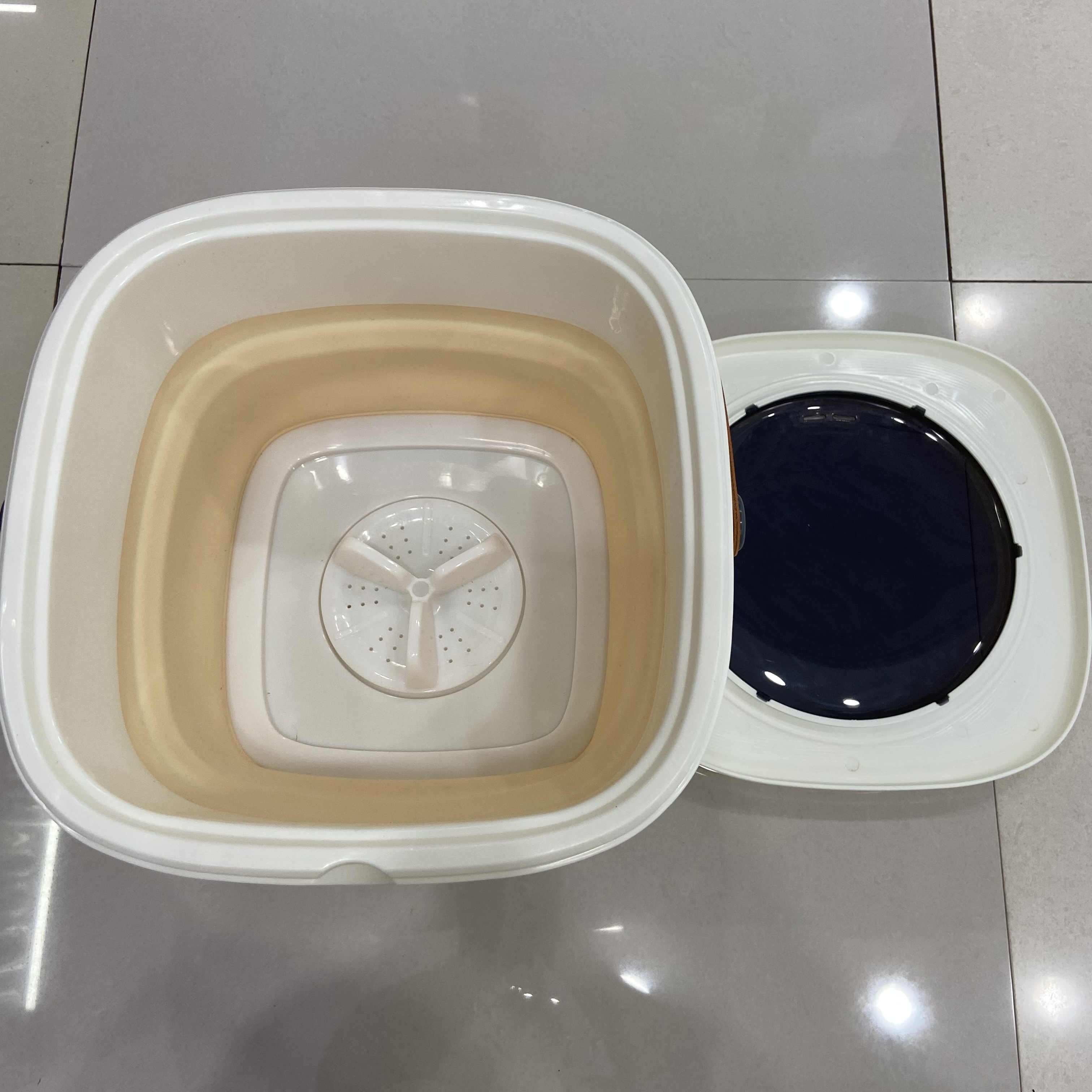 Household washing and spinning integrated washing machine, portable foldable spin-drying sock washing machine, specially designed for mini underwear Application Scenario