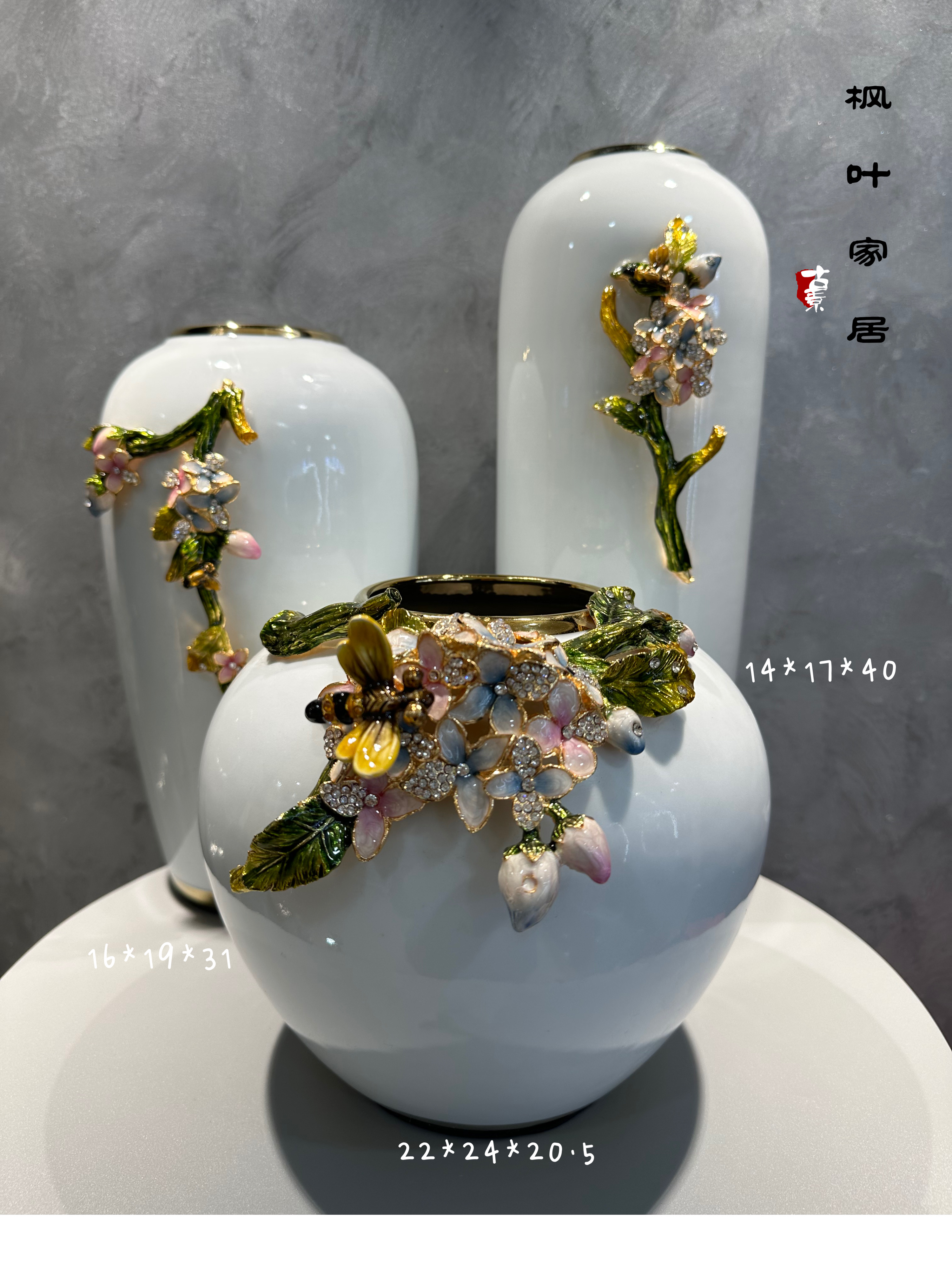 Maple Leaf Home's light luxury model room features European-style decoration, enamel plain color vase sets, and handicraft ornaments